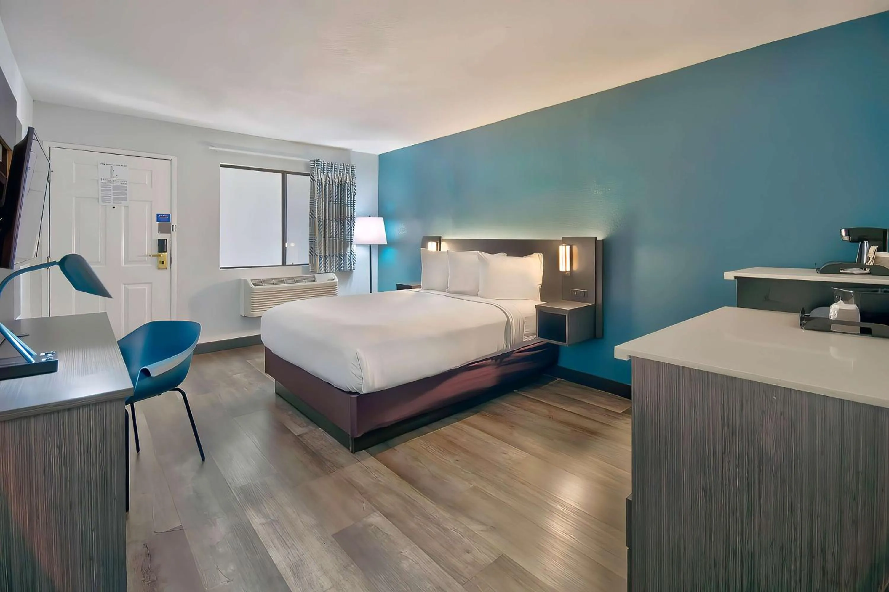 Standard King Room in Studio 6 Suites Lawndale, CA South Bay