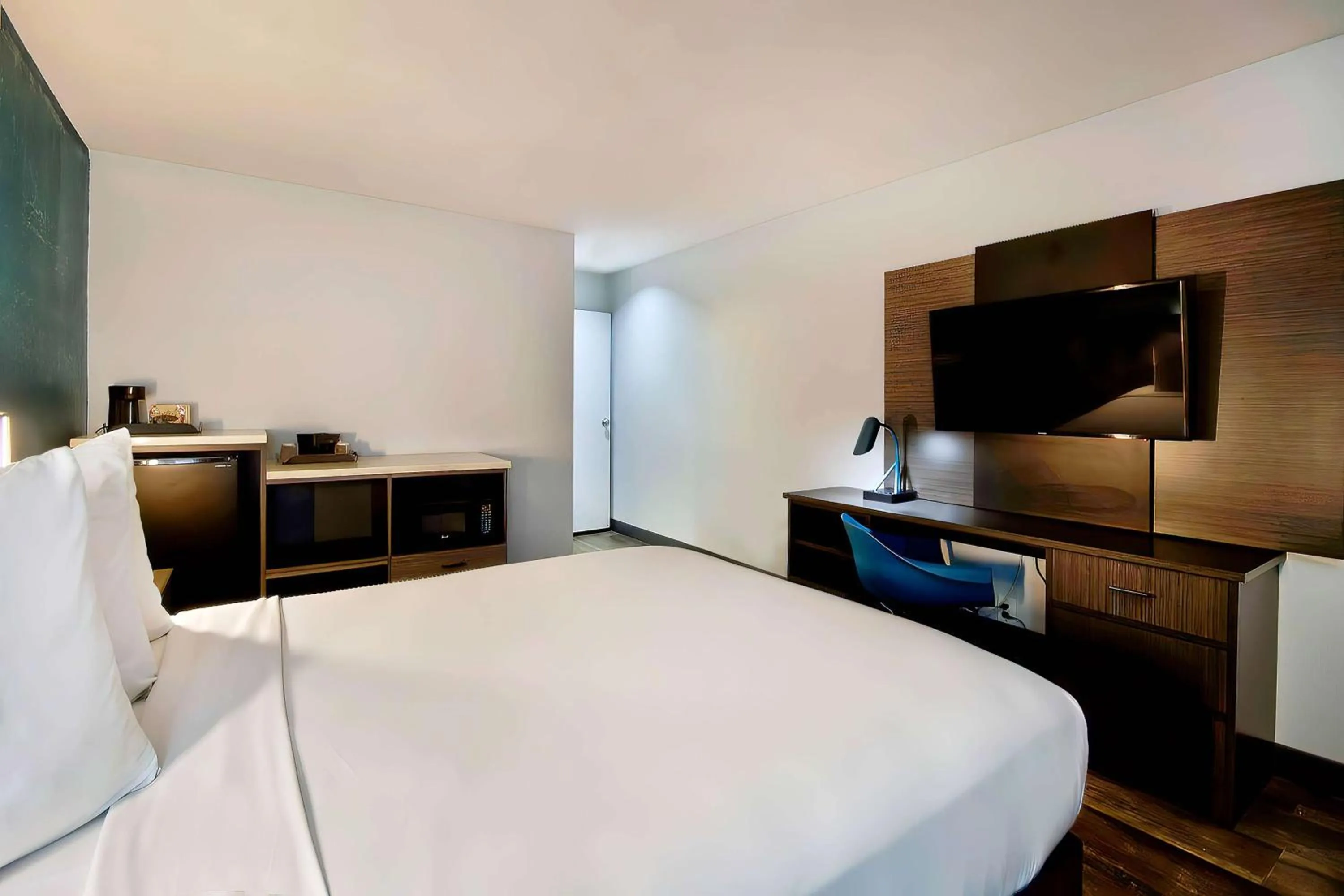 Queen Room - Non-Smoking in Studio 6 Suites Lawndale, CA South Bay