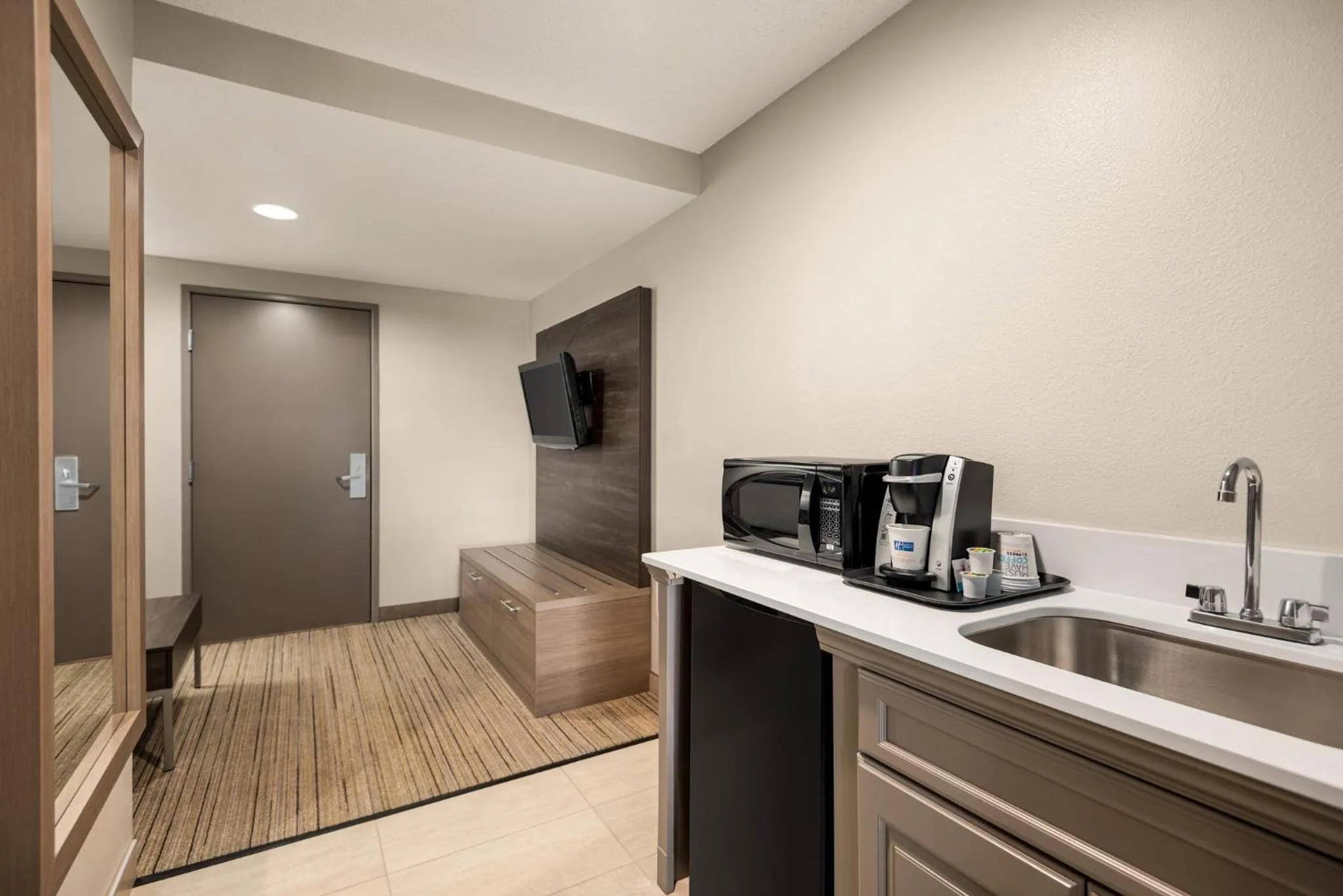 King Suite with Sofa Bed in Holiday Inn Express Hotel & Suites Fredericksburg by IHG