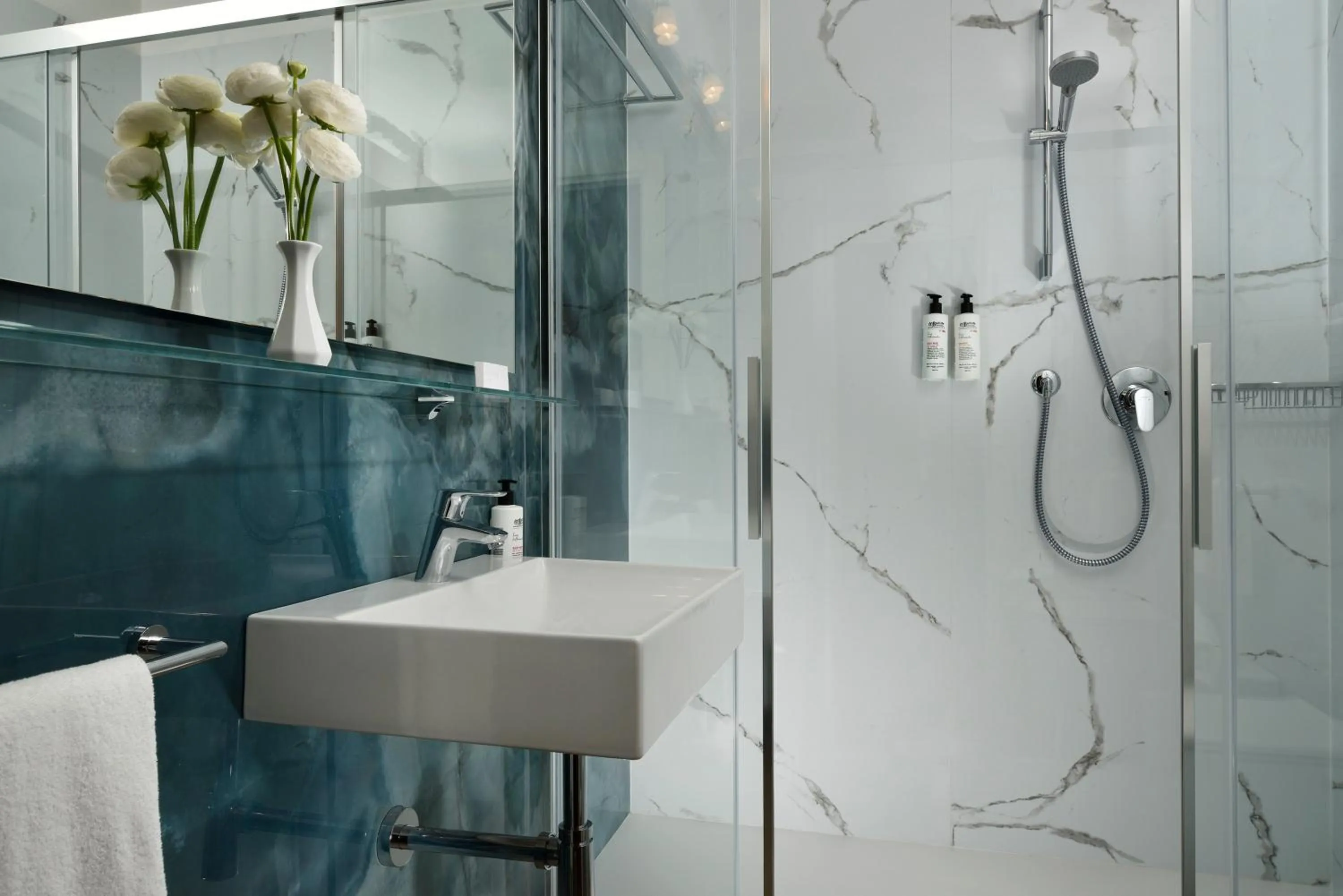 Superior Double Room with Partial Lake View and Spa access in Hotel Continental Wellness & Spa