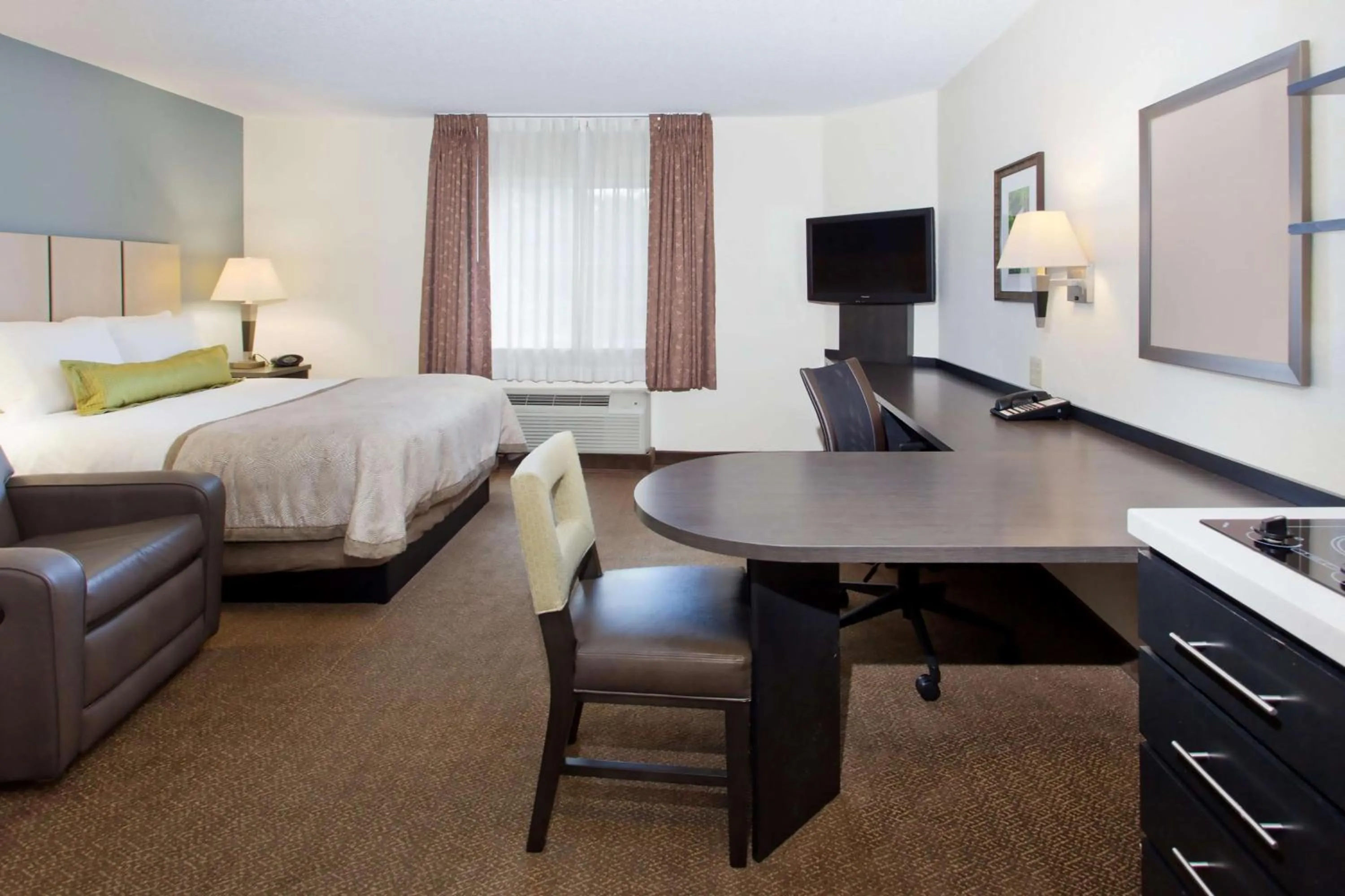 Studio Queen Suite - Hearing Accessible in Sonesta Simply Suites Knoxville