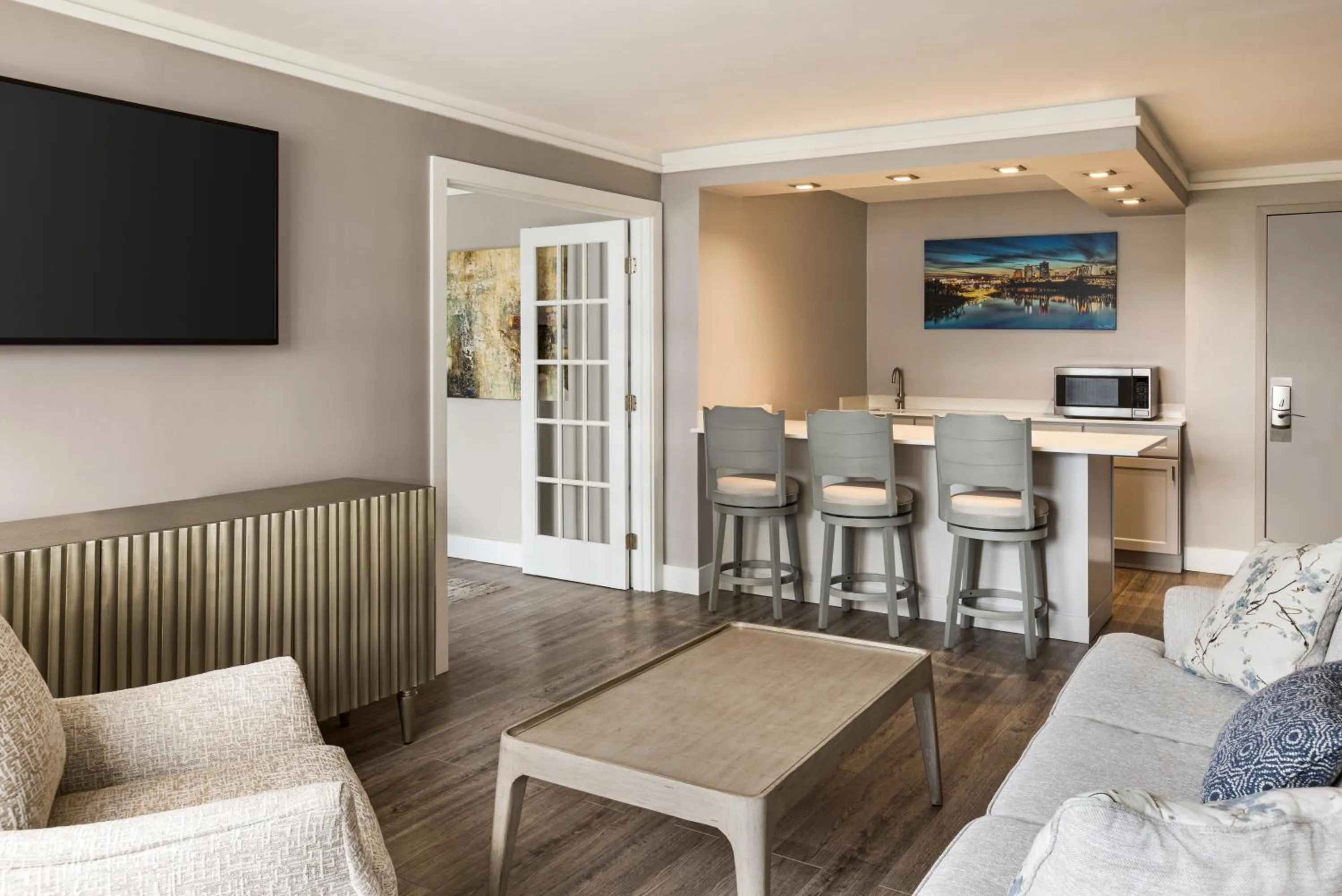 One-Bedroom King Suite in Crowne Plaza Knoxville Downtown University by IHG