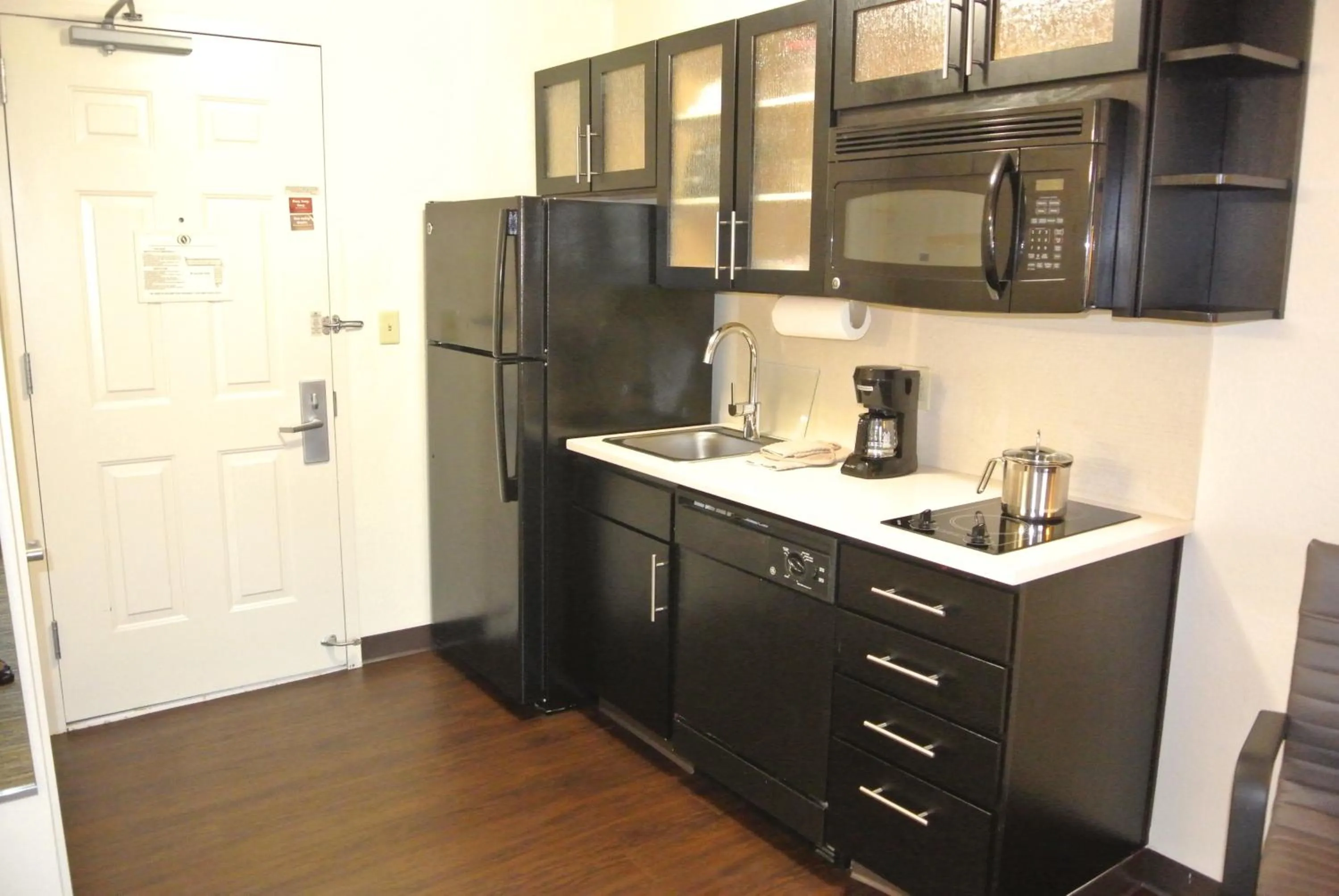 Queen Studio Suite with Bath Tub - Mobility Accessible - Non-Smoking in Candlewood Suites Washington-Fairfax by IHG