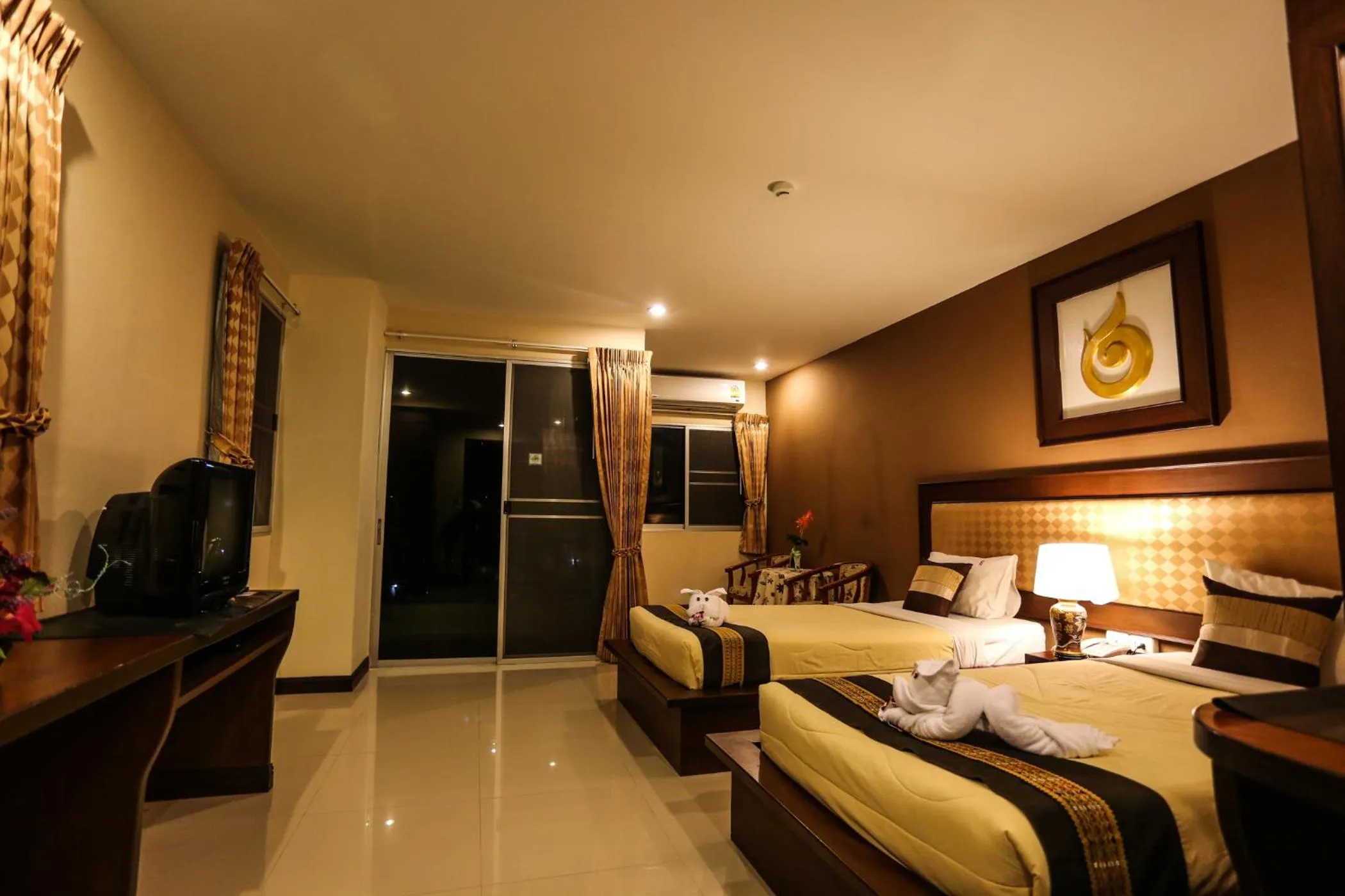 Standard Twin Room with River View in Madina Rayong Hotel