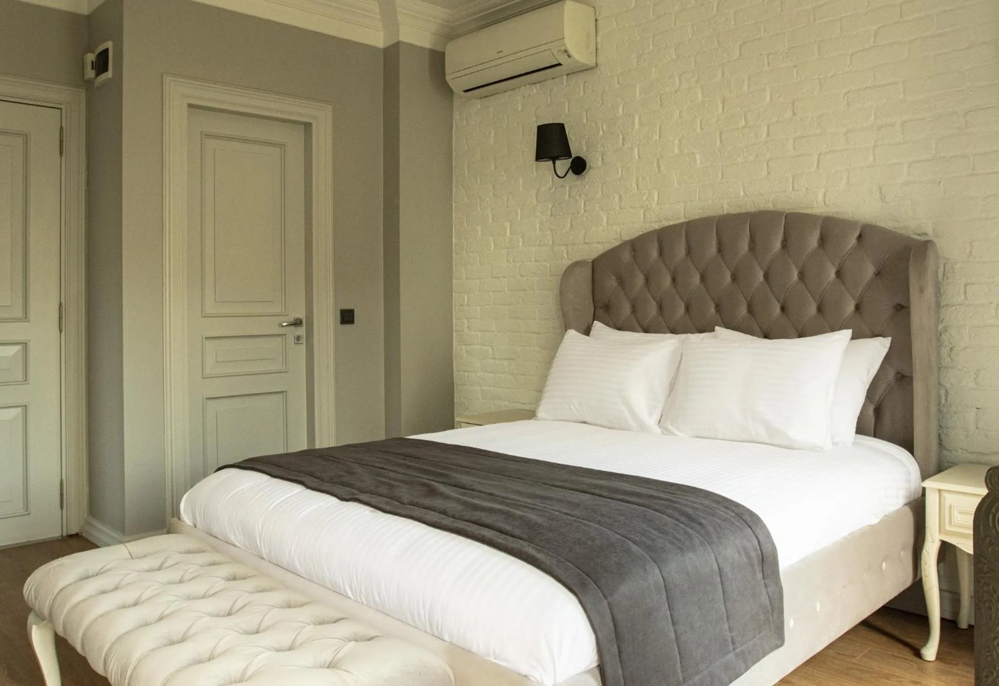 Queen Room with Garden View in Louis Rooms