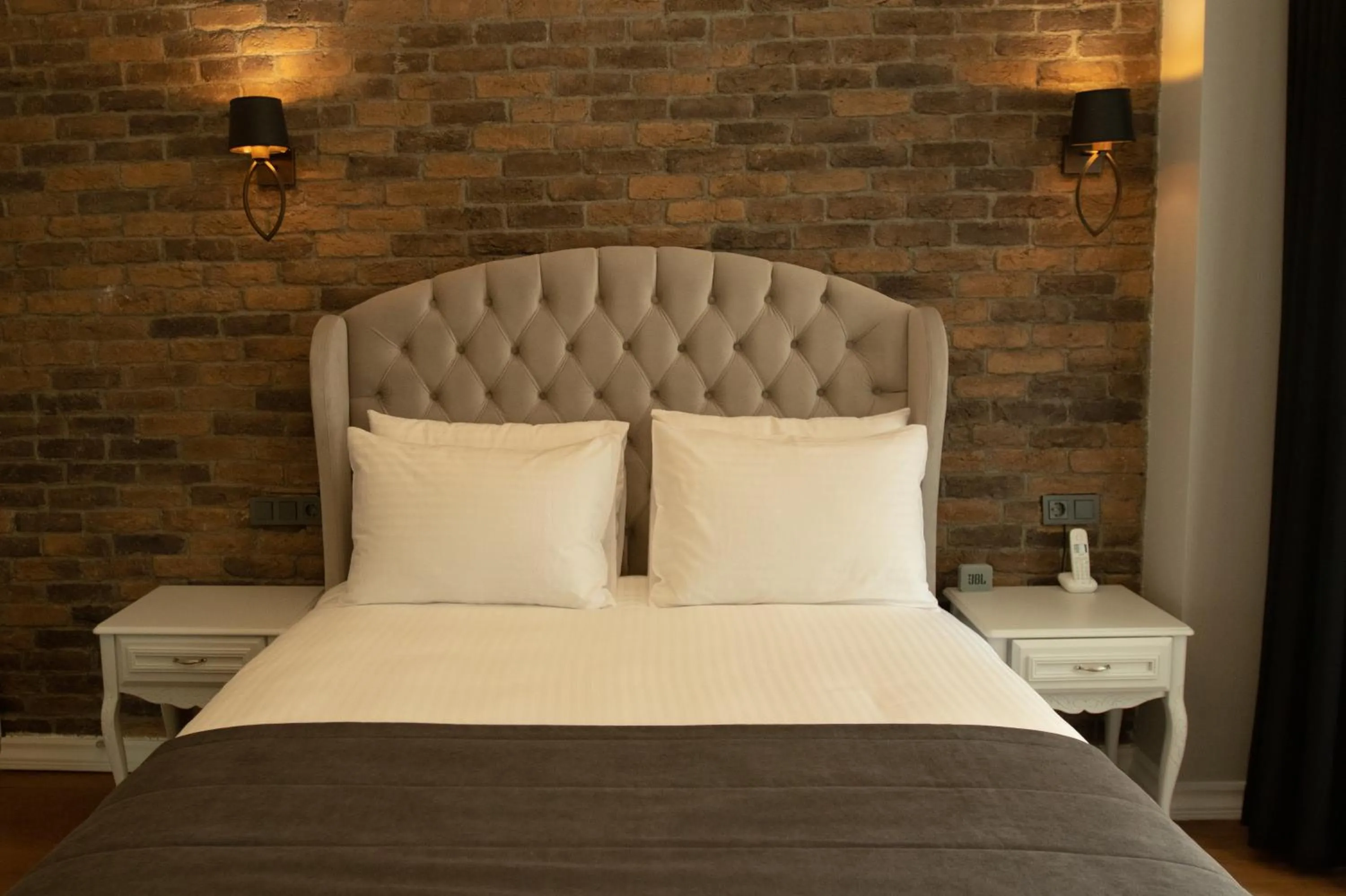 Standard Queen Room in Louis Rooms