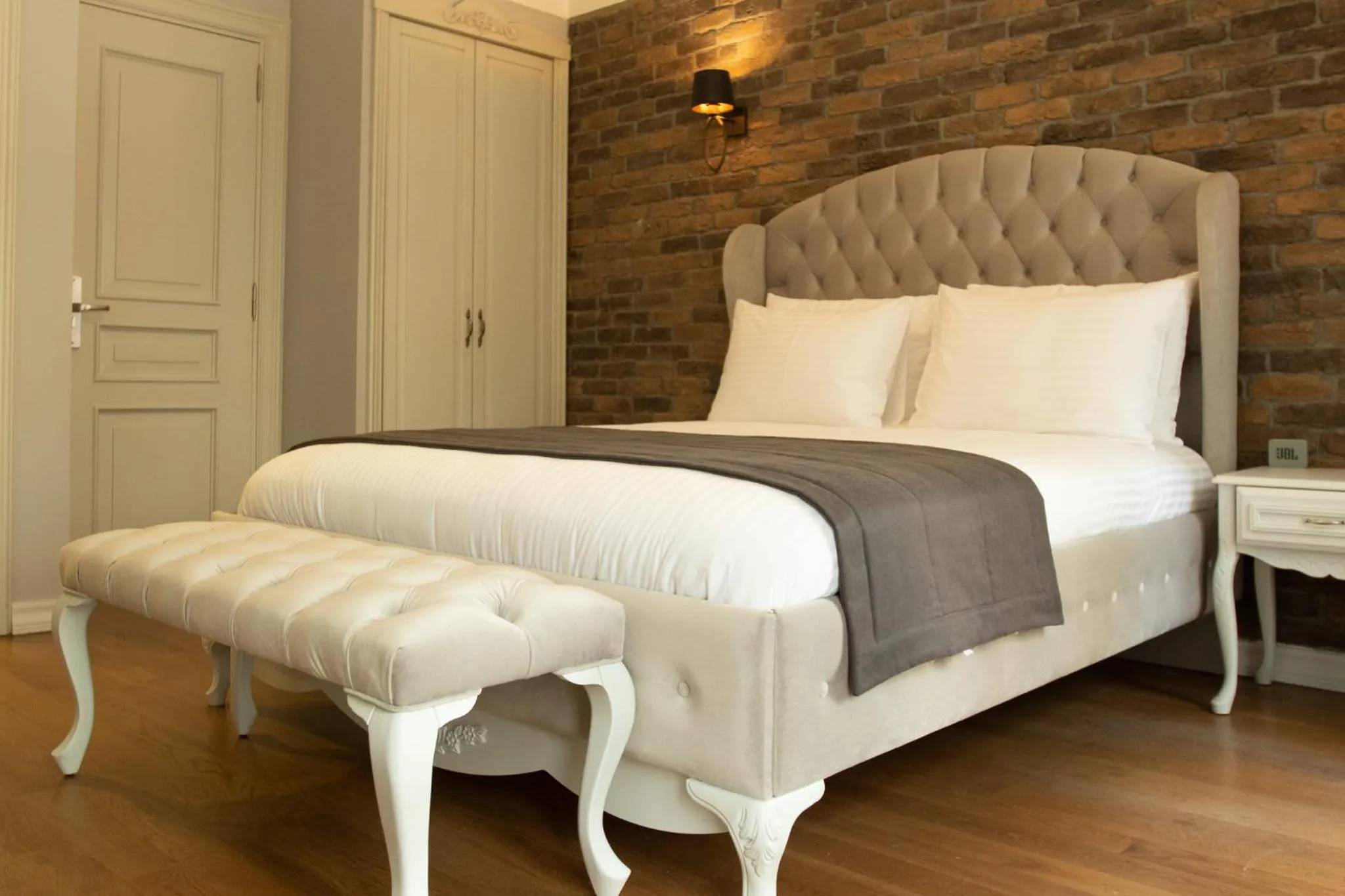 Deluxe Queen Room in Louis Rooms