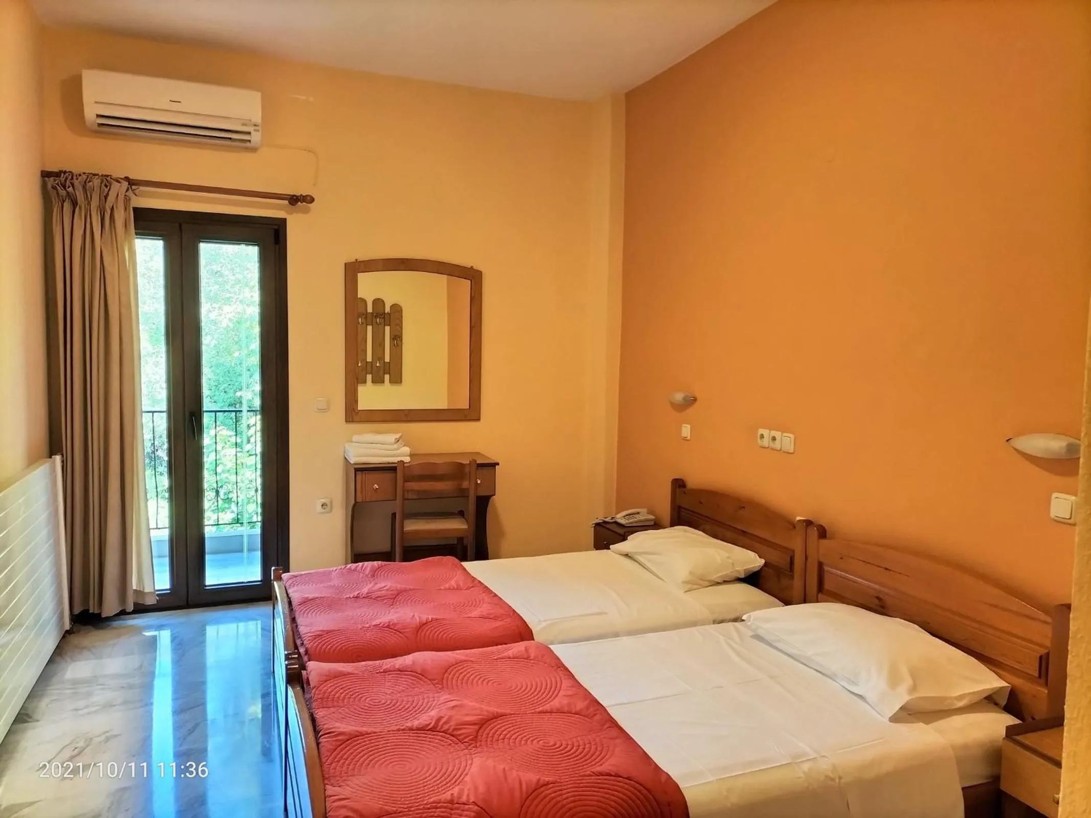 Twin Room in Spanias Hotel