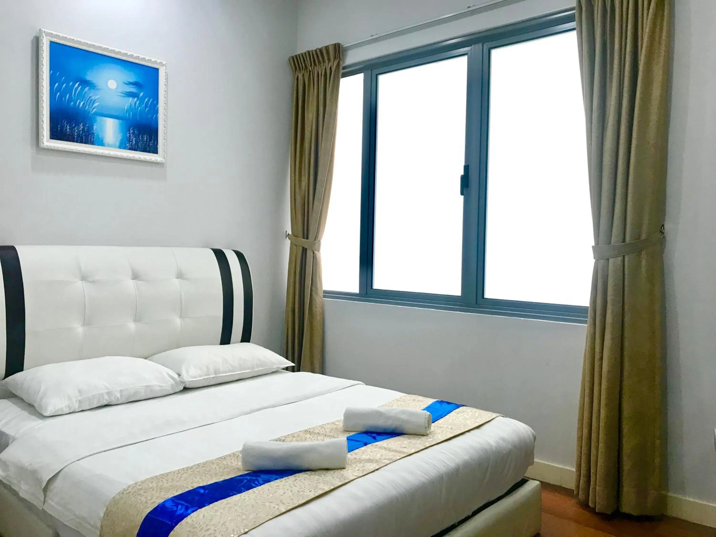 Two-Bedroom Deluxe Apartment with Balcony in Sunset Seaview Vacation Condos @ IMAGO Shopping Mall