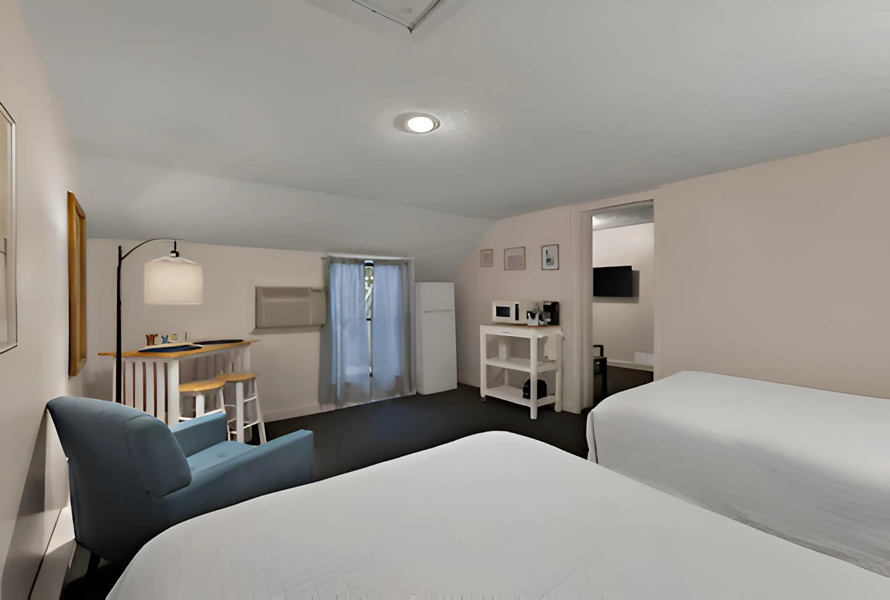 Standard Triple Room in Traverse Bay Inn