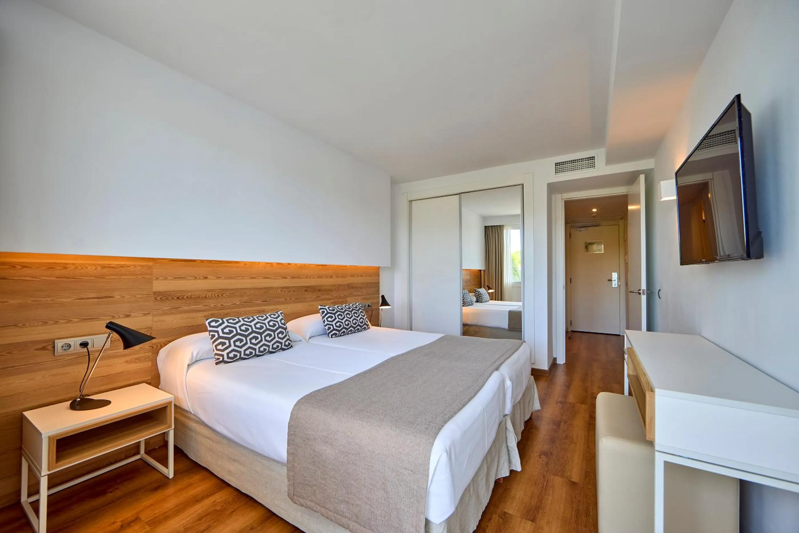 Comfort Apartment with Garden View in Aparthotel Ponent Mar