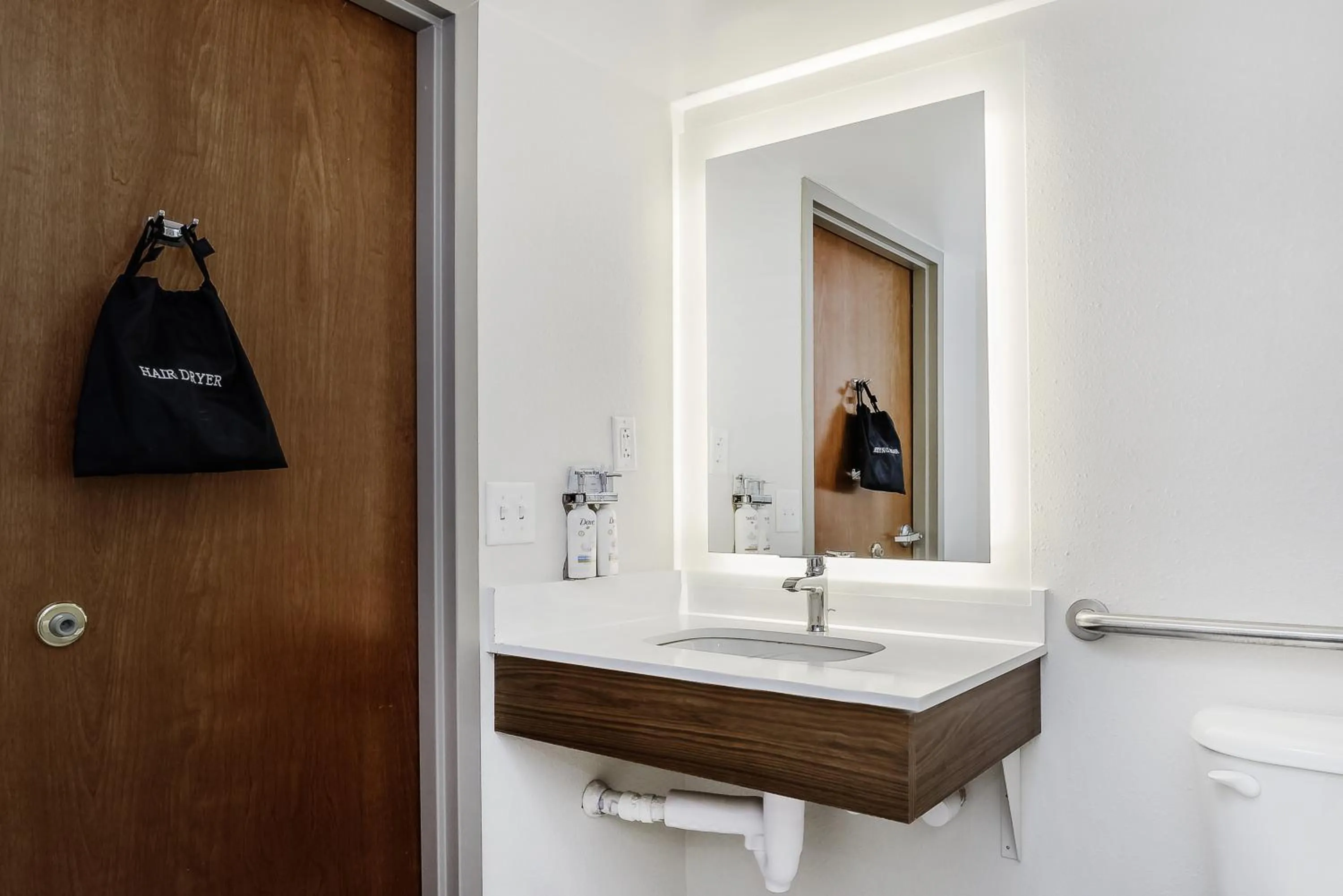 Standard Queen Room with Two Queen Beds - Communications Accessible in Holiday Inn Express & Suites Walterboro by IHG