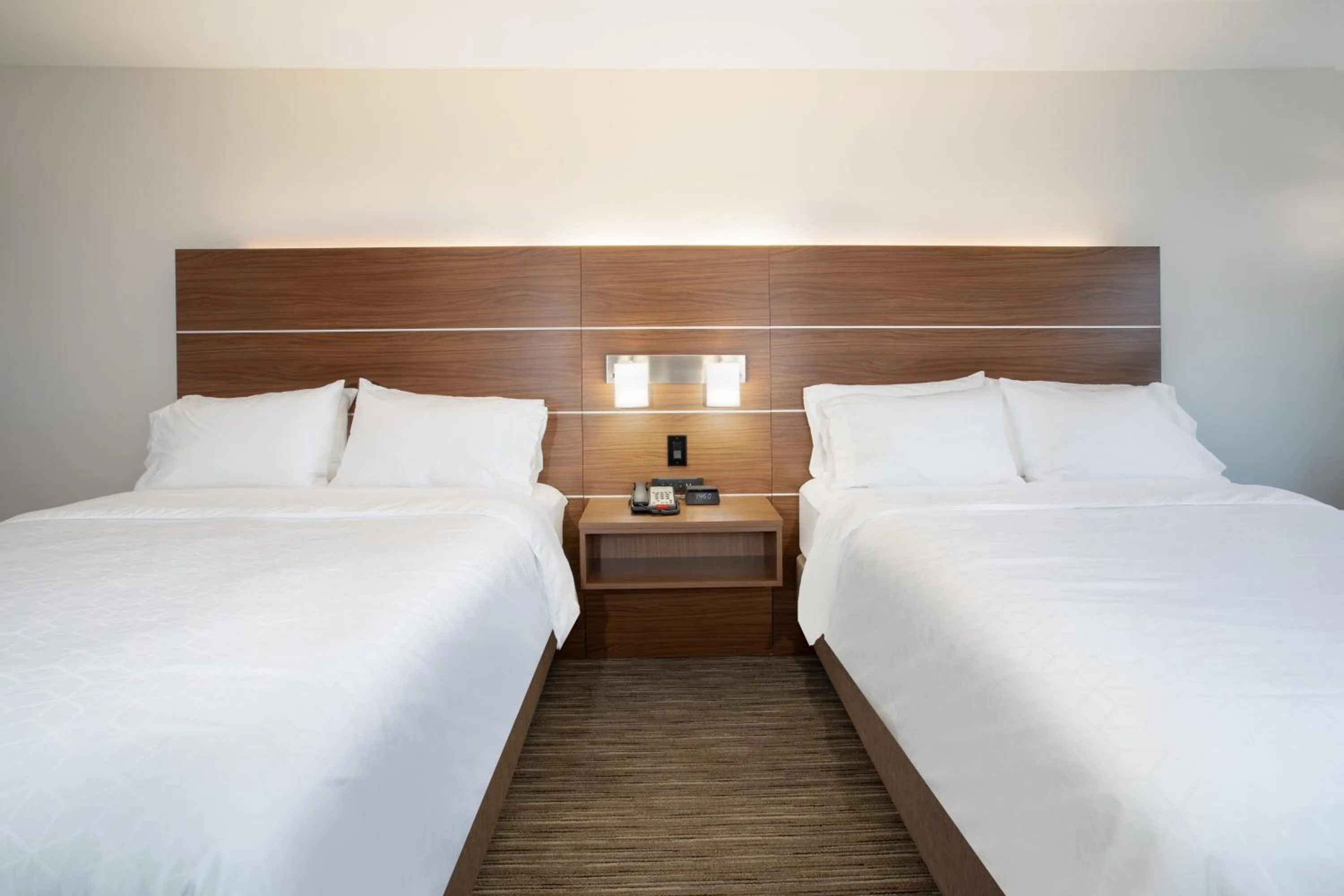 Queen Room with Two Queen Beds - Hearing Accessible in Holiday Inn Express Yreka-Shasta Area by IHG