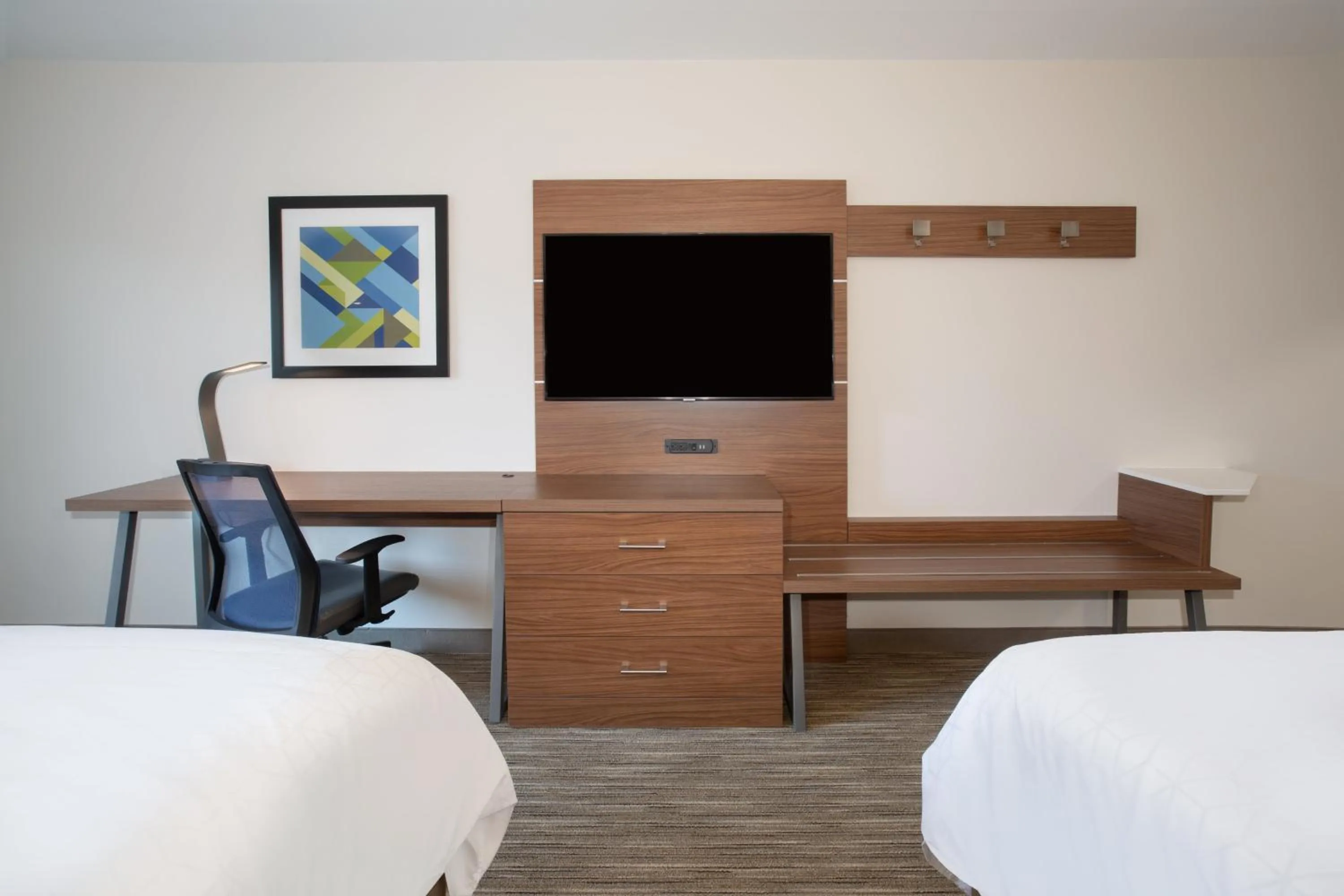 Standard Queen Room with Two Queen Beds in Holiday Inn Express Yreka-Shasta Area by IHG