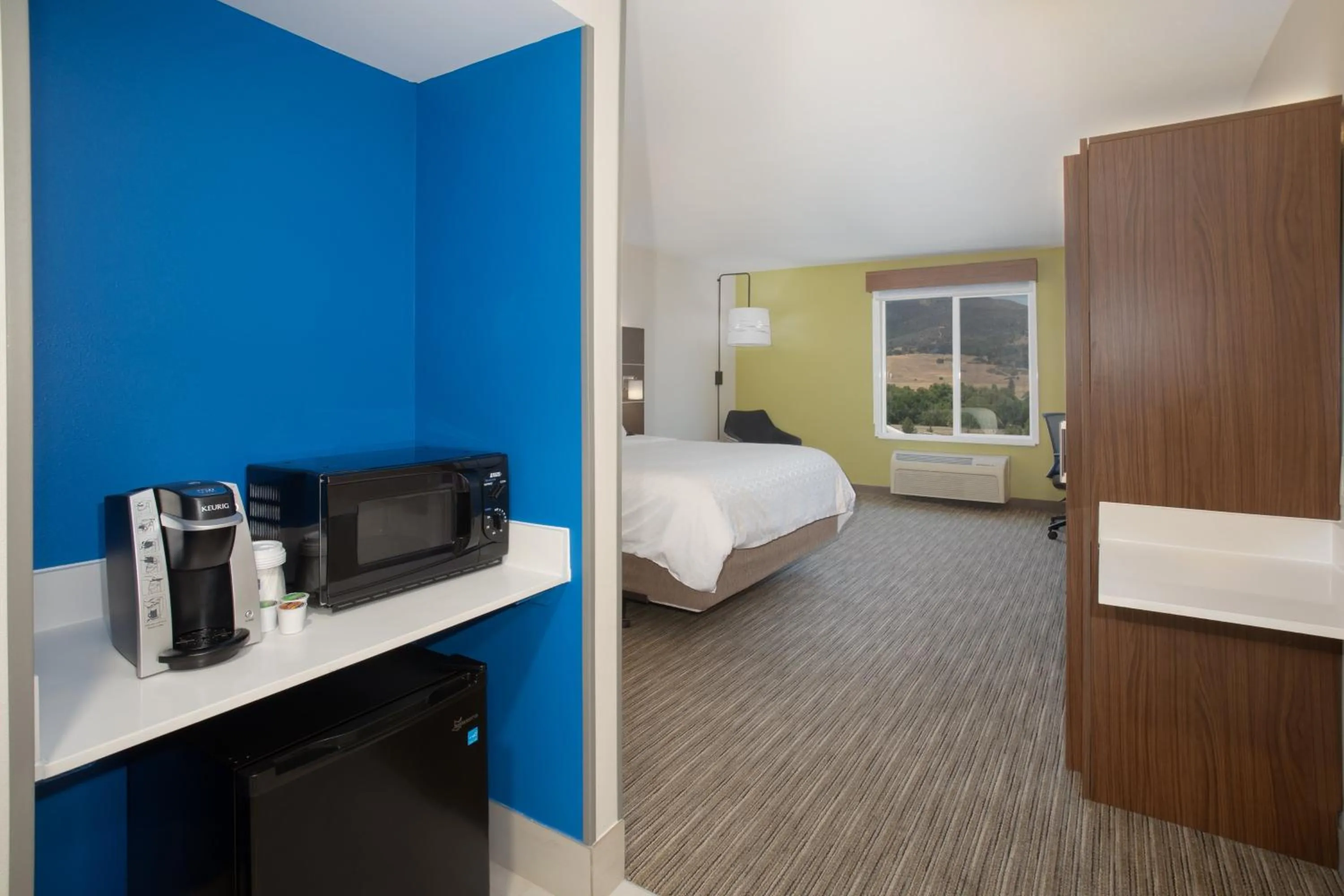 King Room - Mobility Access/Hearing Accessible in Holiday Inn Express Yreka-Shasta Area by IHG