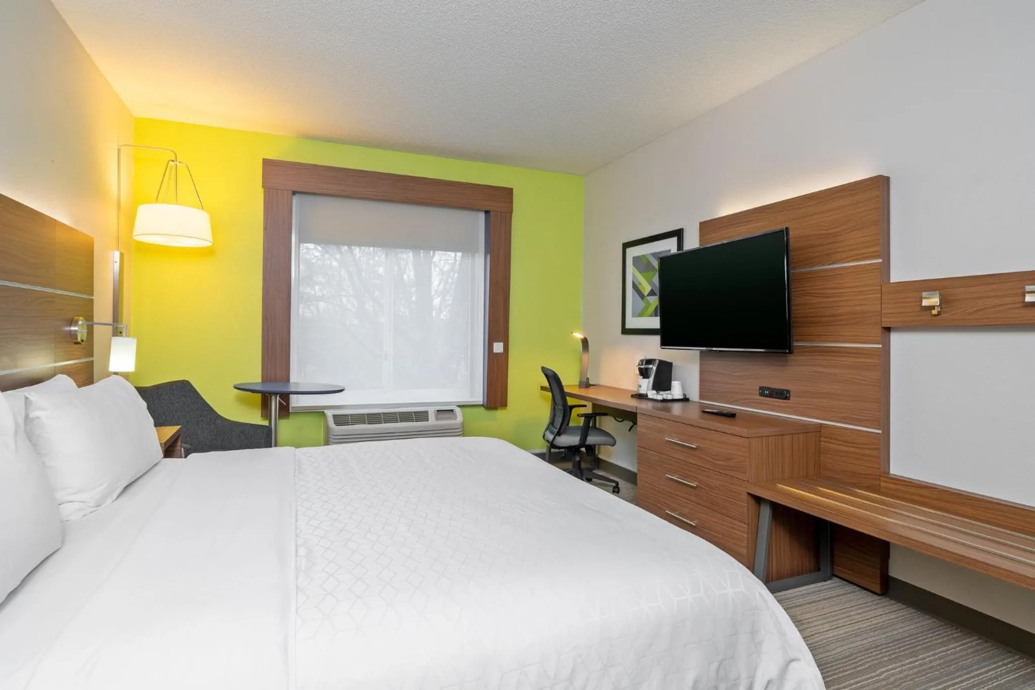King Room - Mobility Access/Hearing Accessible in Holiday Inn Express Hotel & Suites Woodbridge by IHG