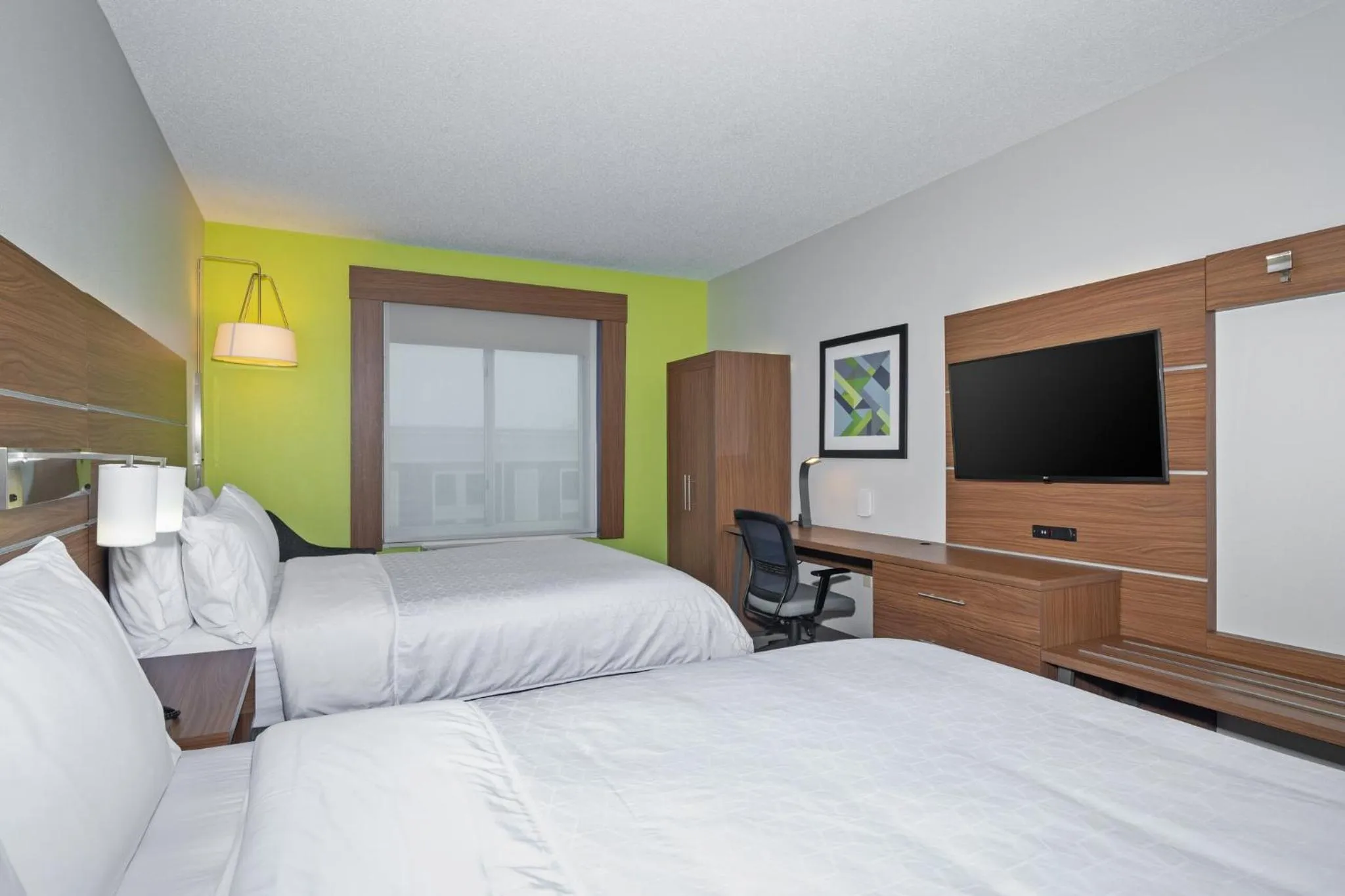 Standard Queen Room with Two Queen Beds in Holiday Inn Express Hotel & Suites Woodbridge by IHG