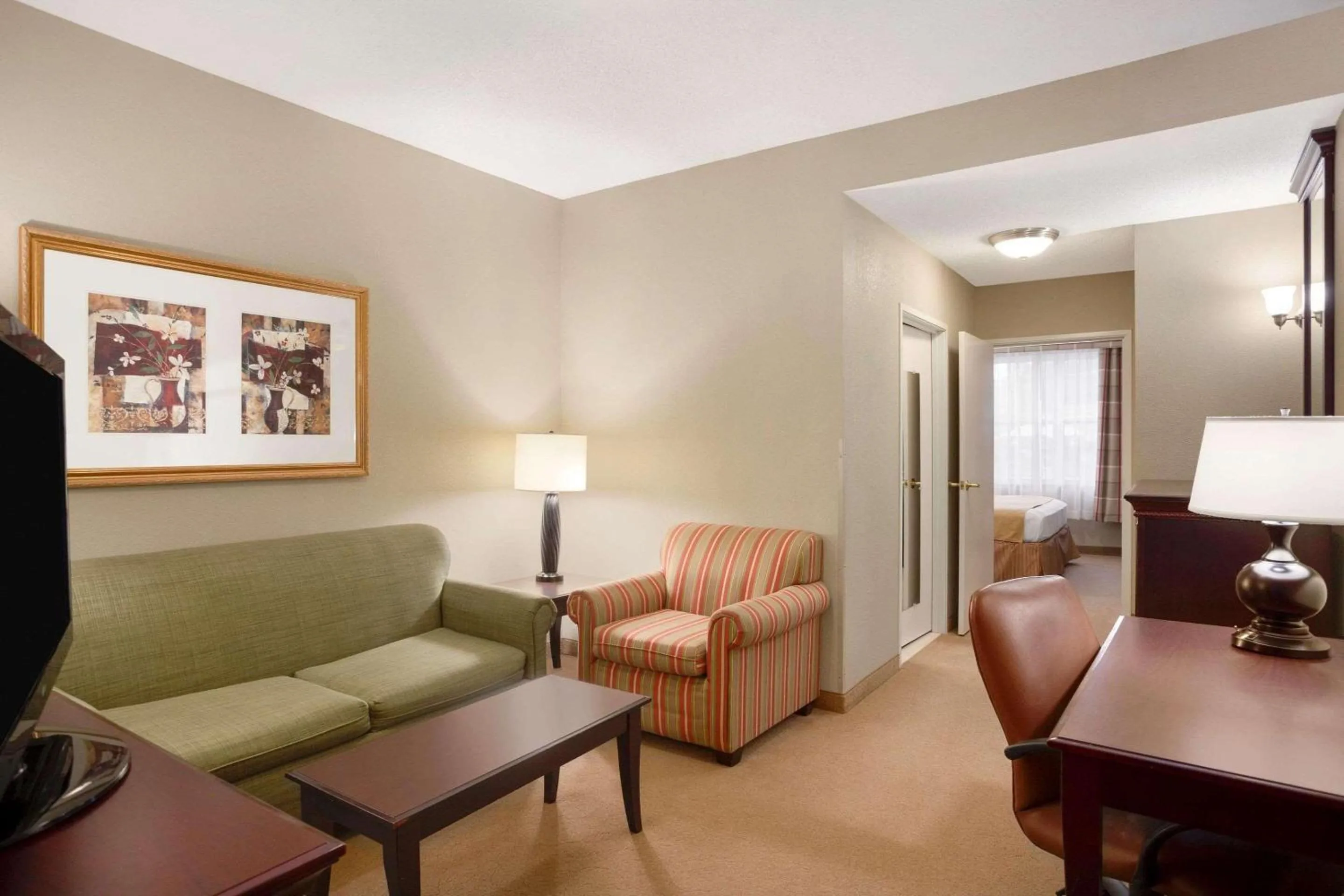 One-Bedroom King Suite - Non-Smoking in Country Inn & Suites by Radisson, Ithaca, NY