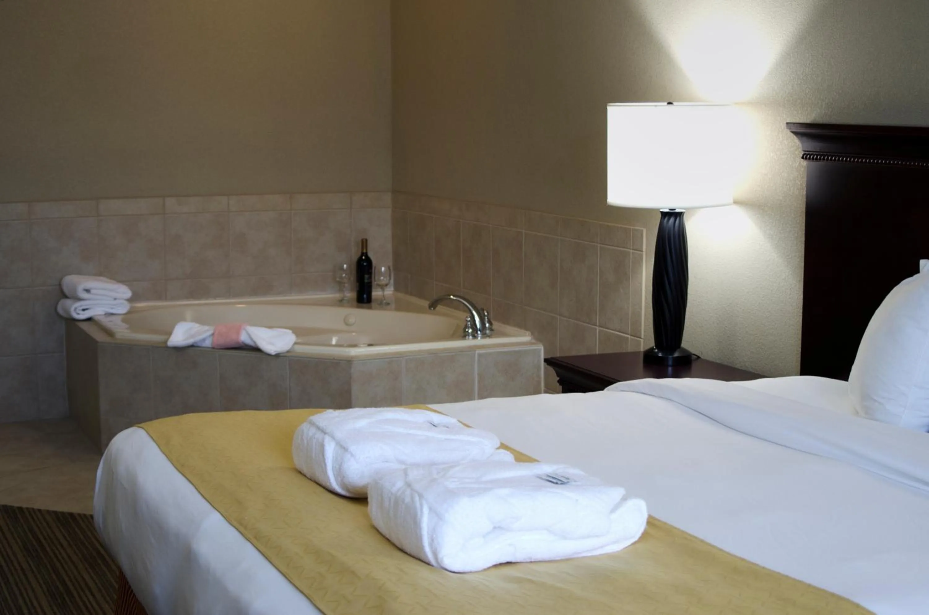 King Suite with Whirlpool in Country Inn & Suites by Radisson, Ithaca, NY