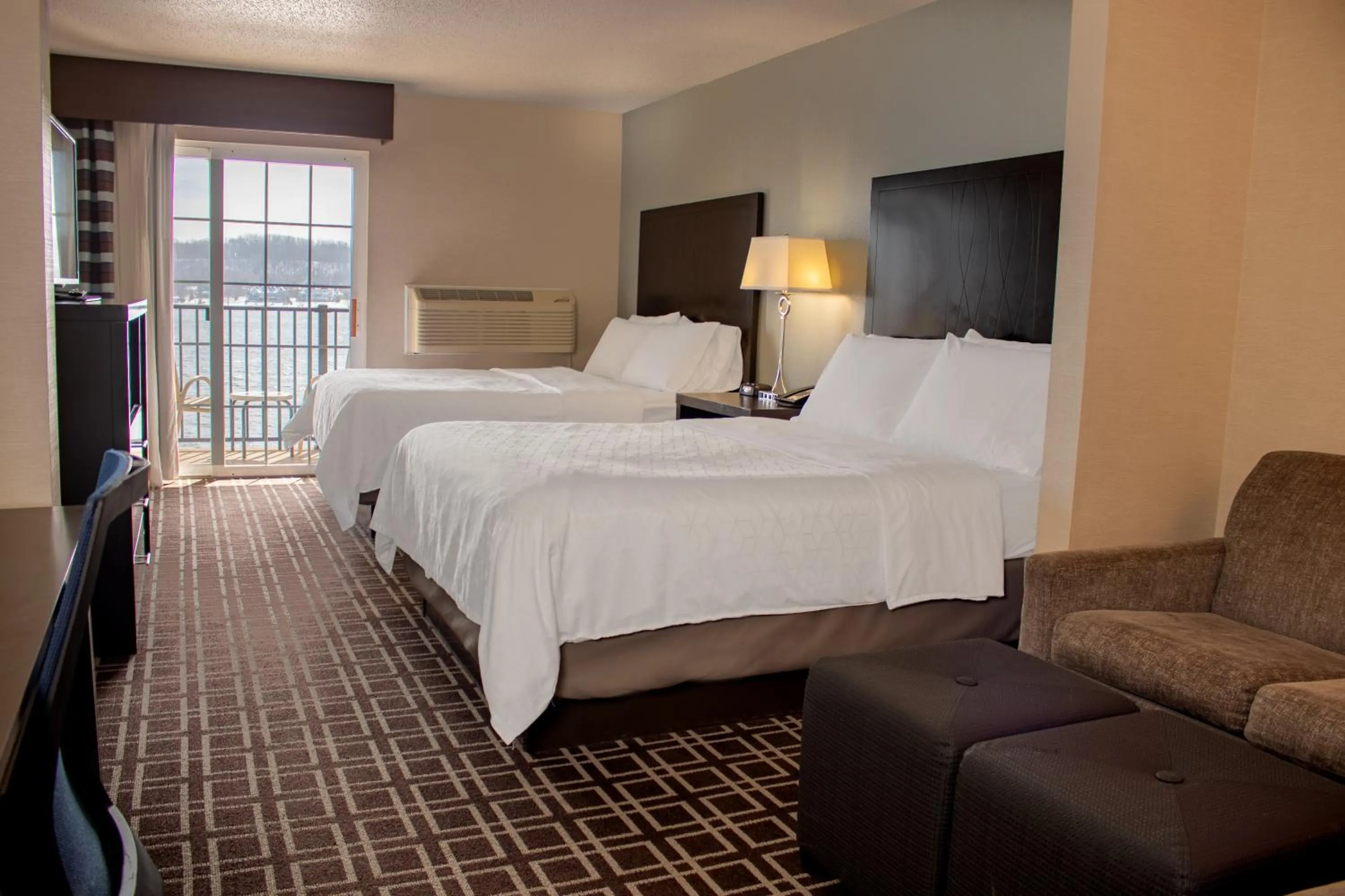 Standard Queen Room with River View in Holiday Inn Express Le Claire Riverfront-Davenport by IHG