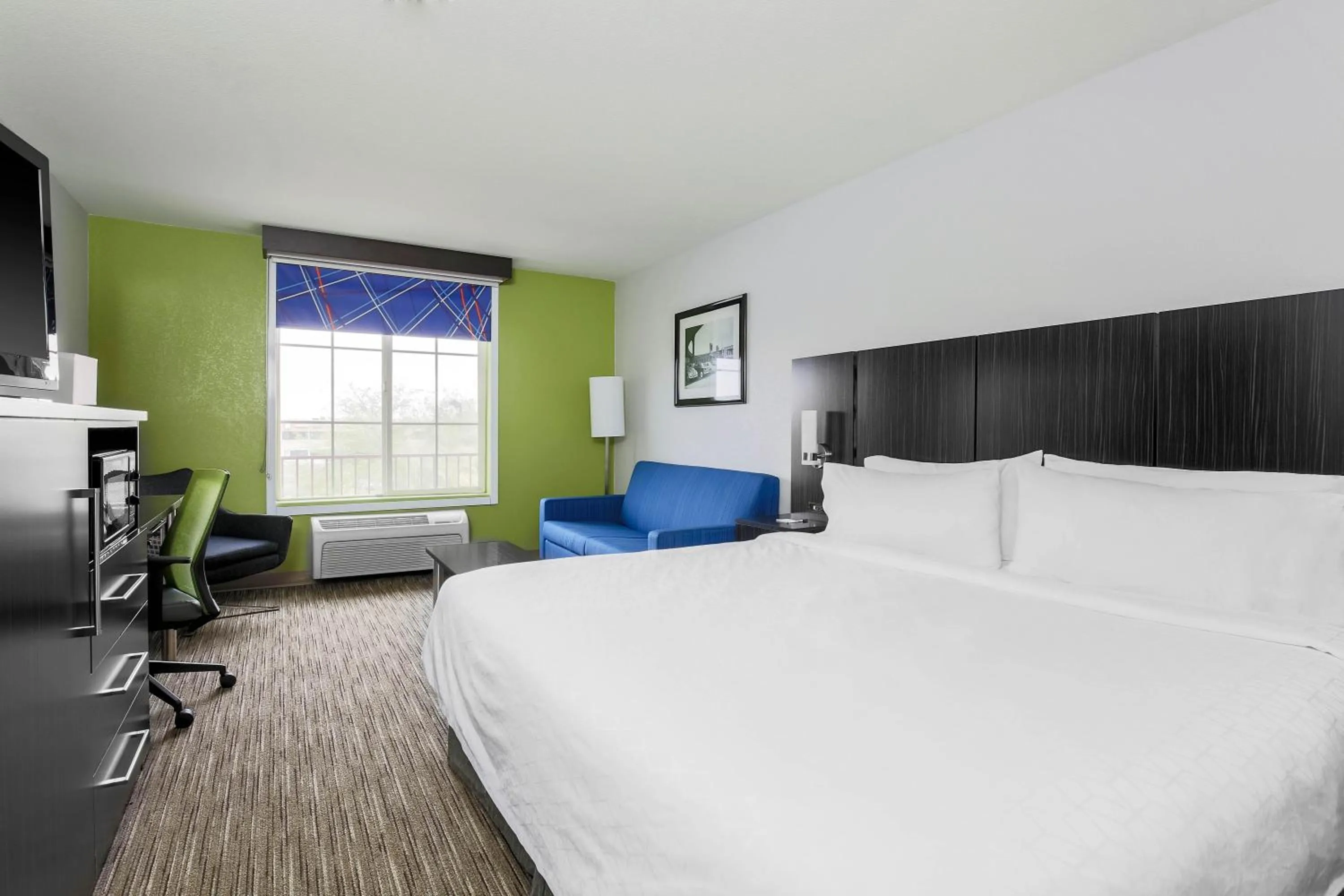 Standard King Room with Sofa Bed - Non-Smoking in Holiday Inn Express Lancaster by IHG