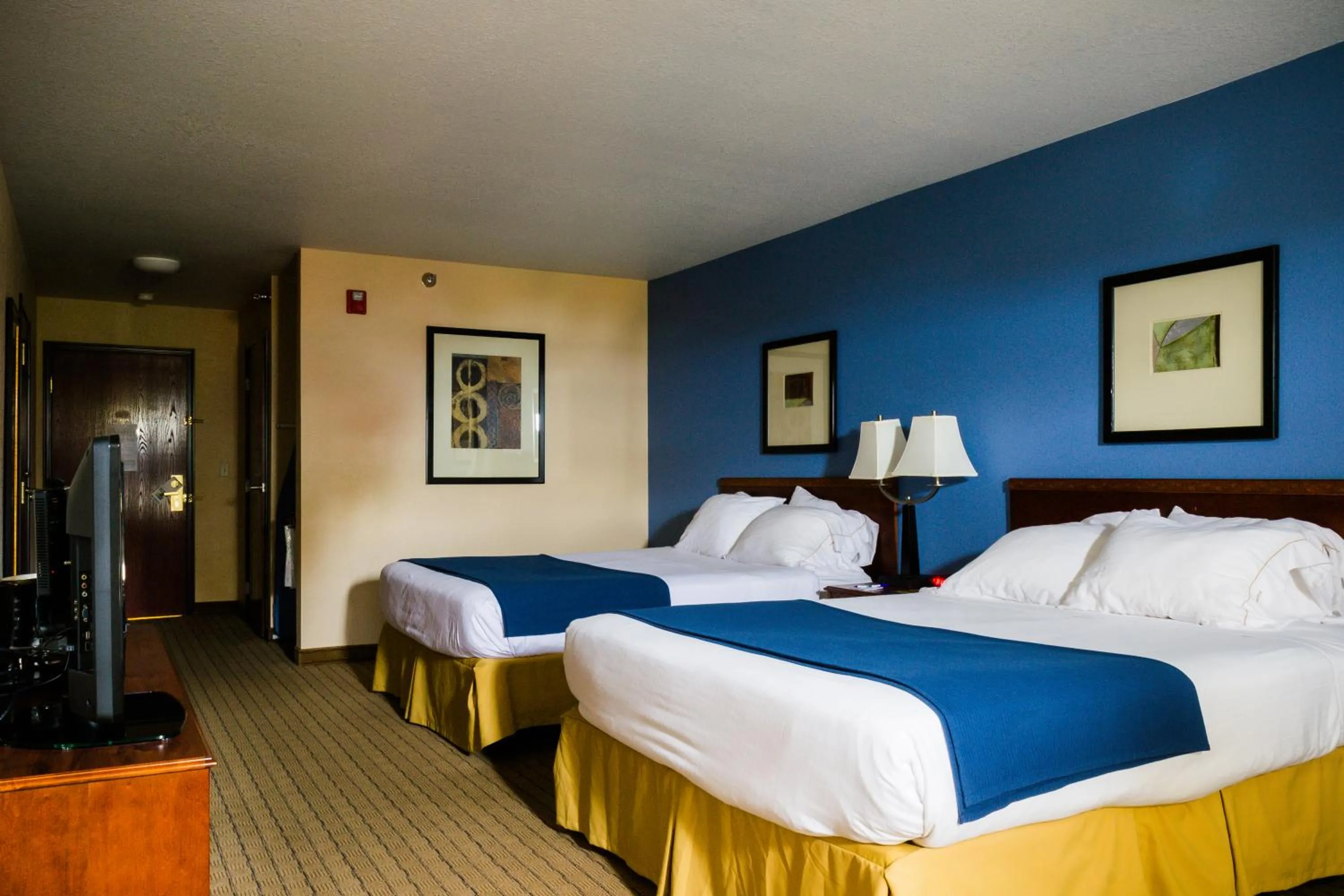 Standard Room with Two Queen Beds in Holiday Inn Express Hotel & Suites Acme-Traverse City by IHG