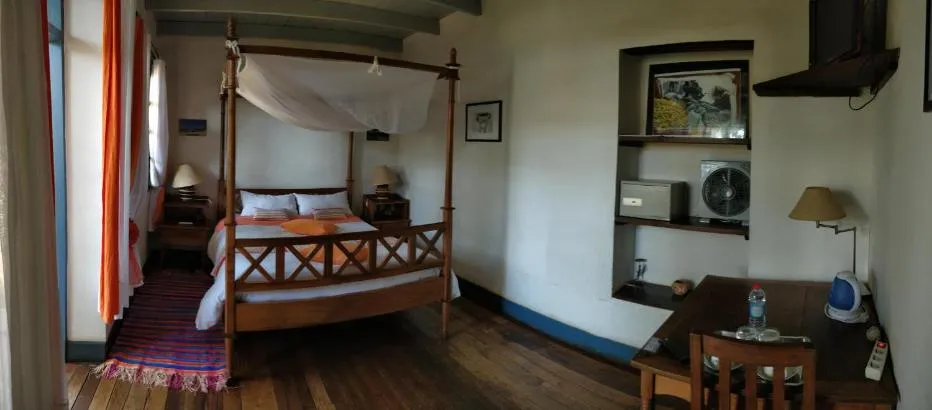 Double Room with Private Bathroom in Hotel le Trianon