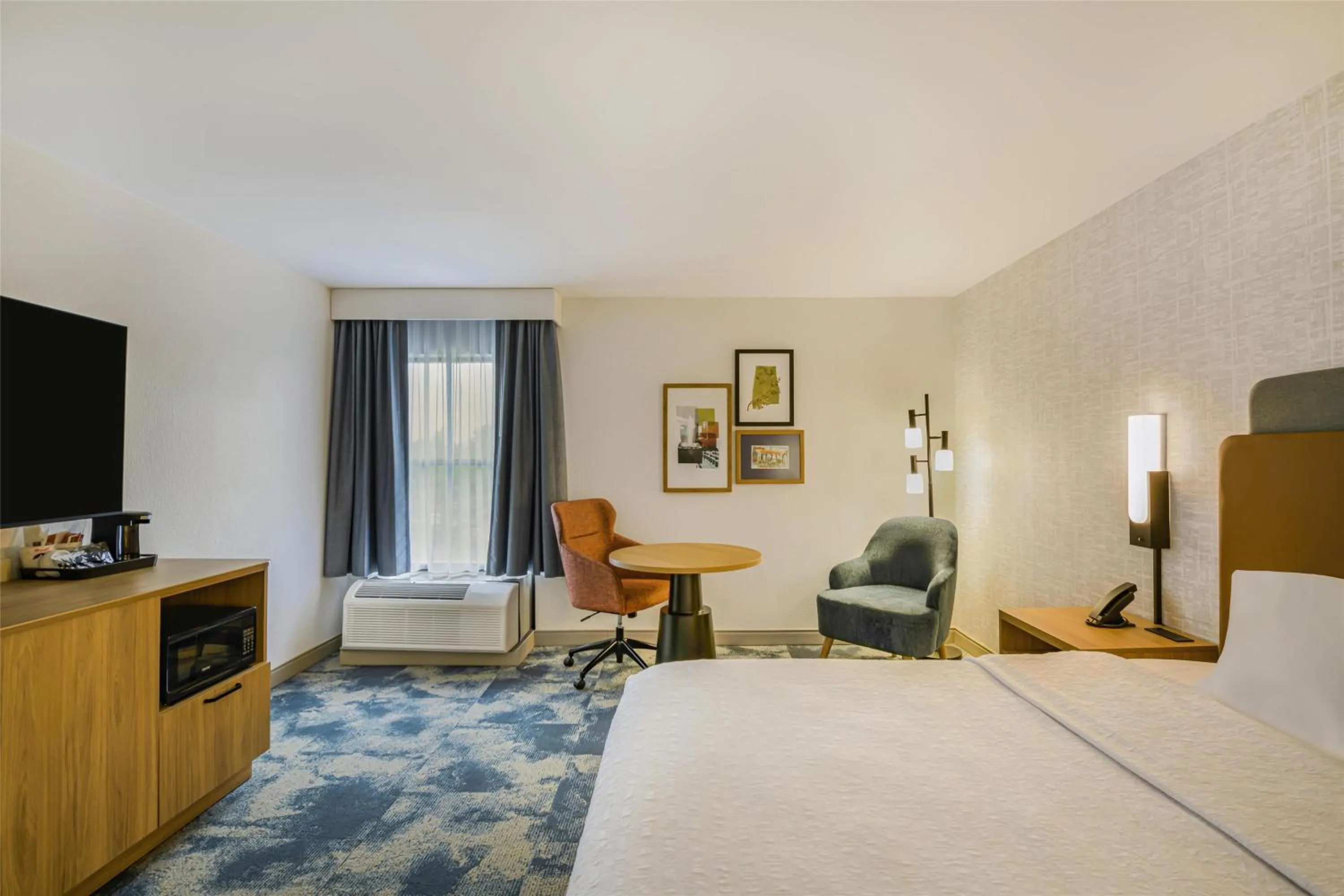 King Study with Sofa Bed - Non-Smoking  in Hampton Inn Huntsville-Arsenal/South Parkway