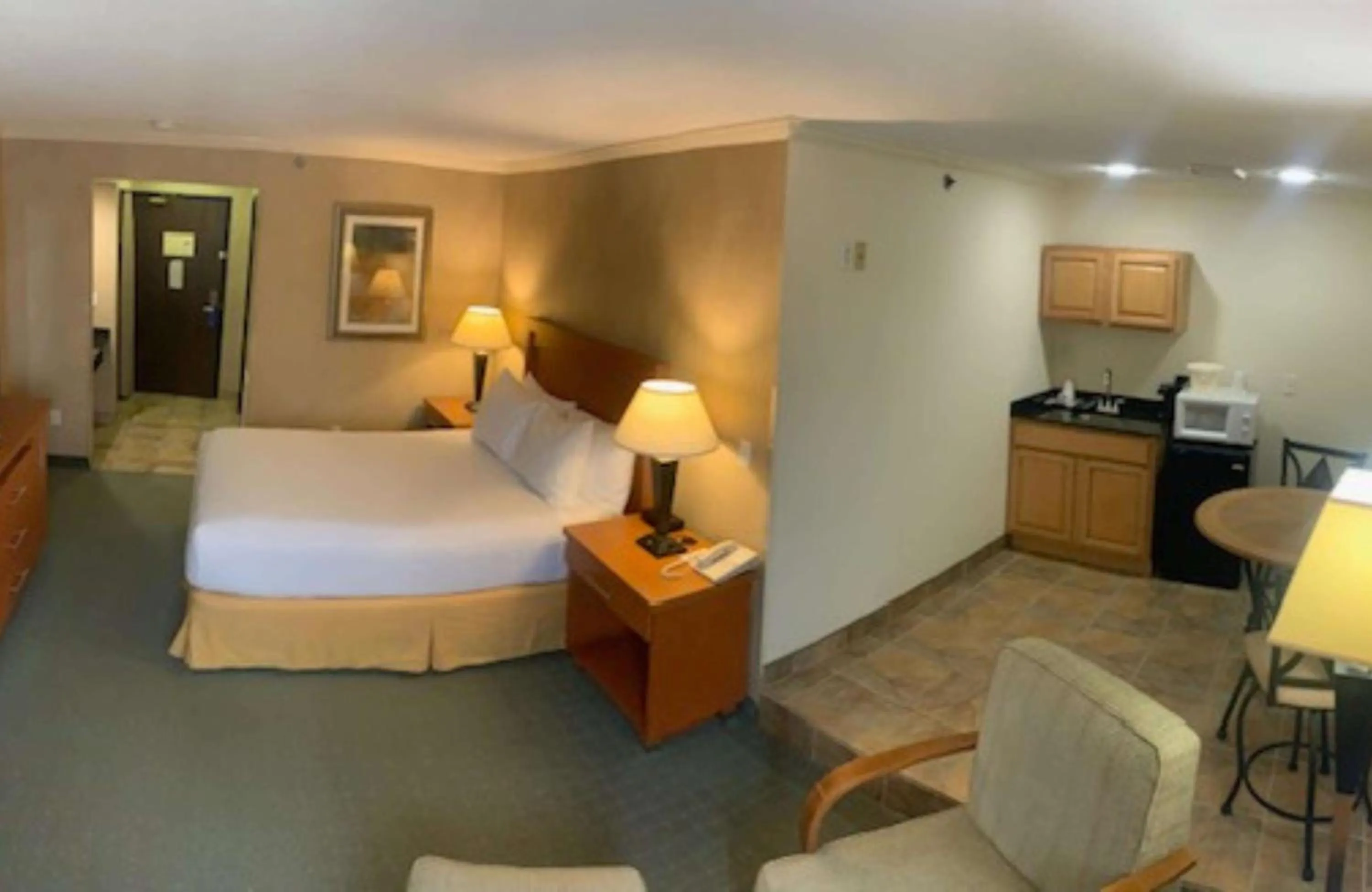 Queen Suite with Wet Bar in Best Western Davison Inn