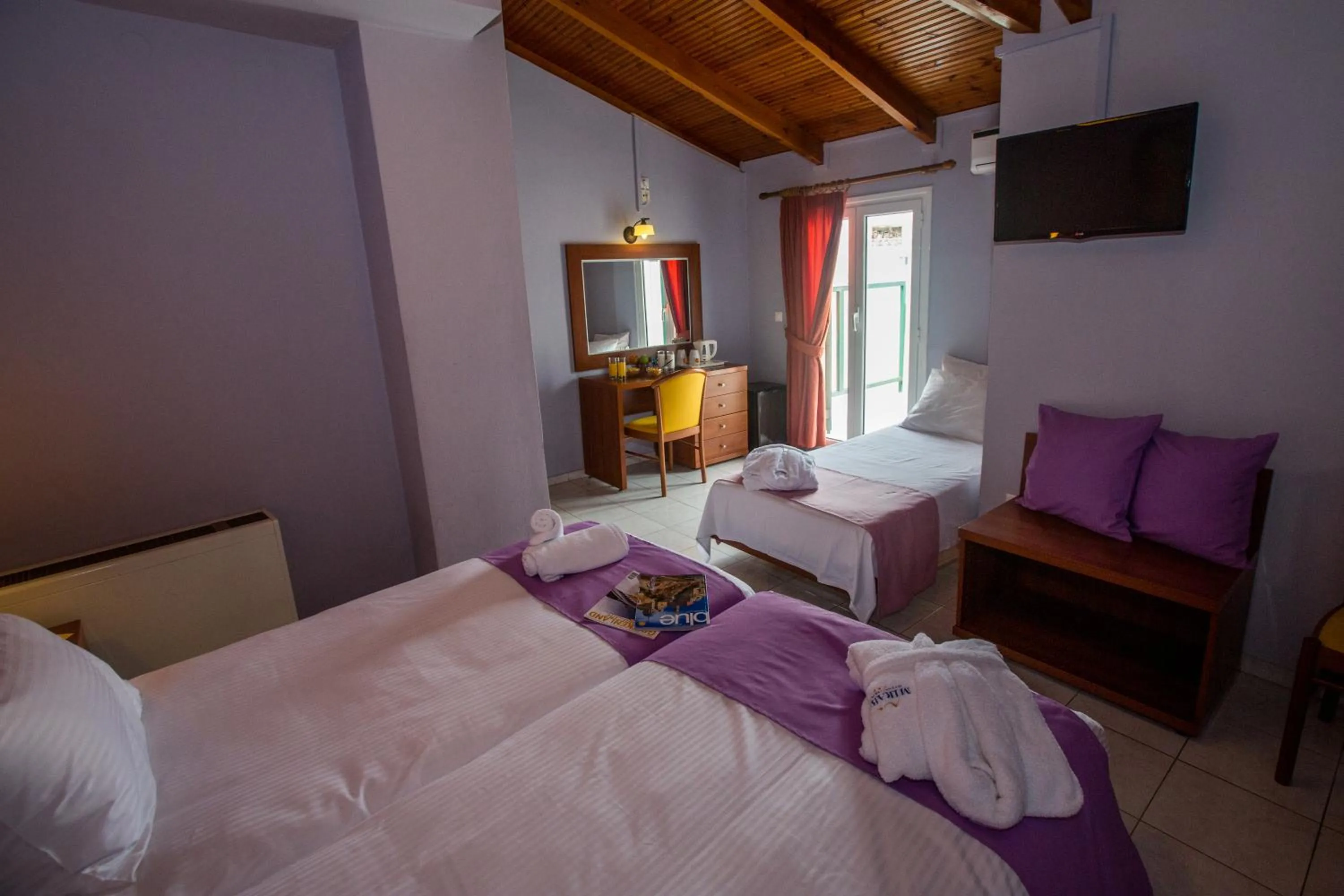 Triple Room in Mirabel CityCenter Hotel