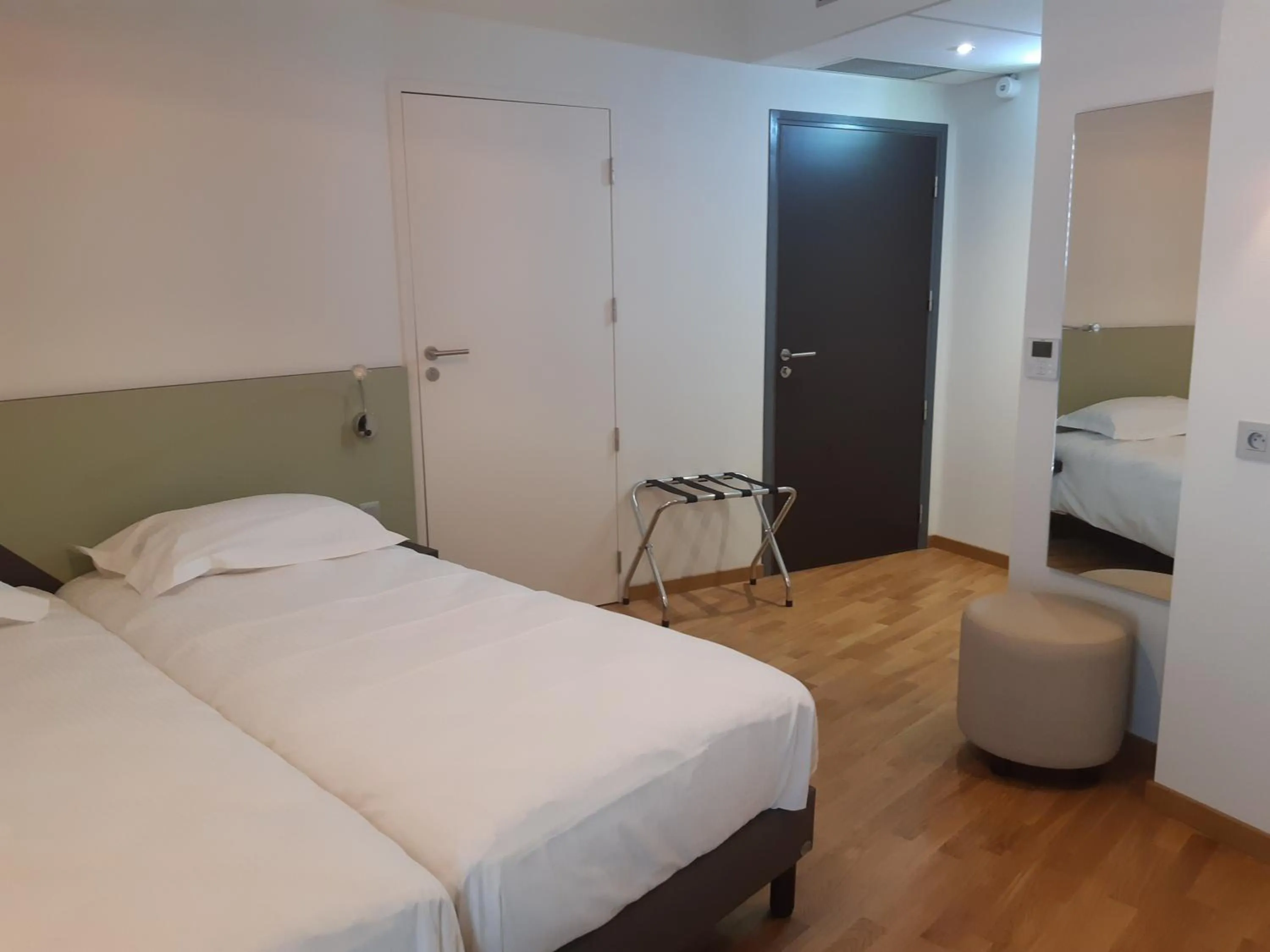 Superior Twin Room - single occupancy in Logis Hotel du Parc-Restaurant - Le Rouget de Lisle