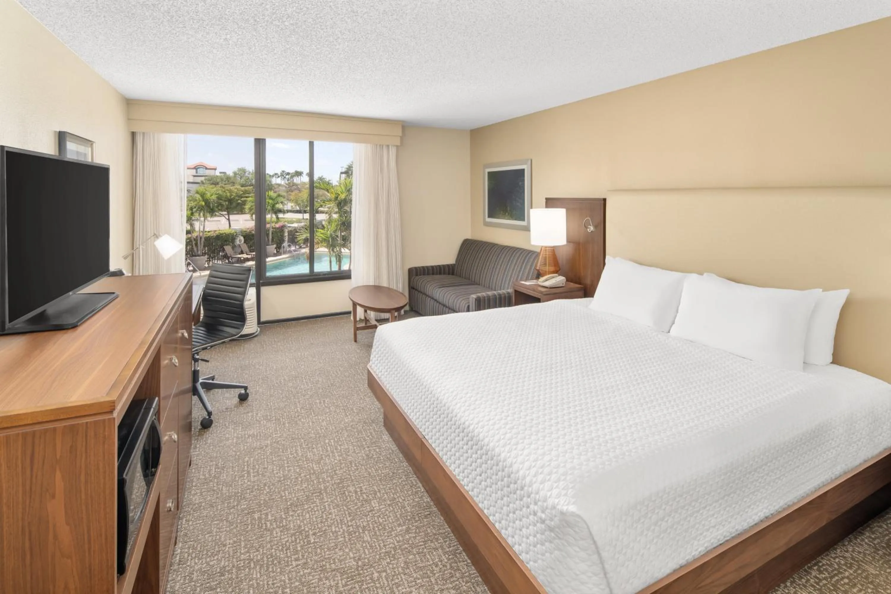 Executive King Room in Crowne Plaza Hotel Fort Myers at Bell Tower Shops, an IHG Hotel