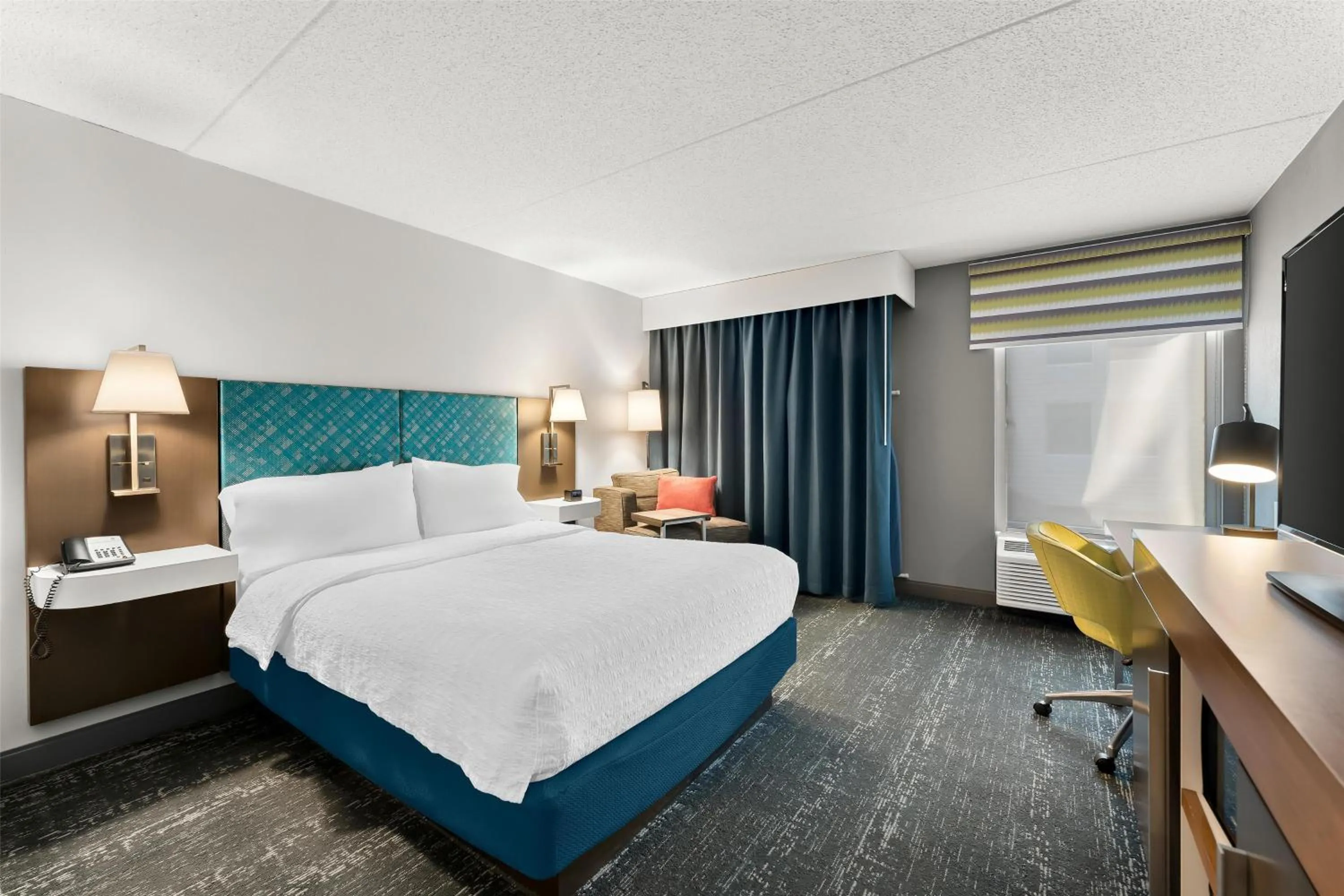 Queen Room with Mobility Access/Non-Smoking in Hampton Inn & Suites Newtown