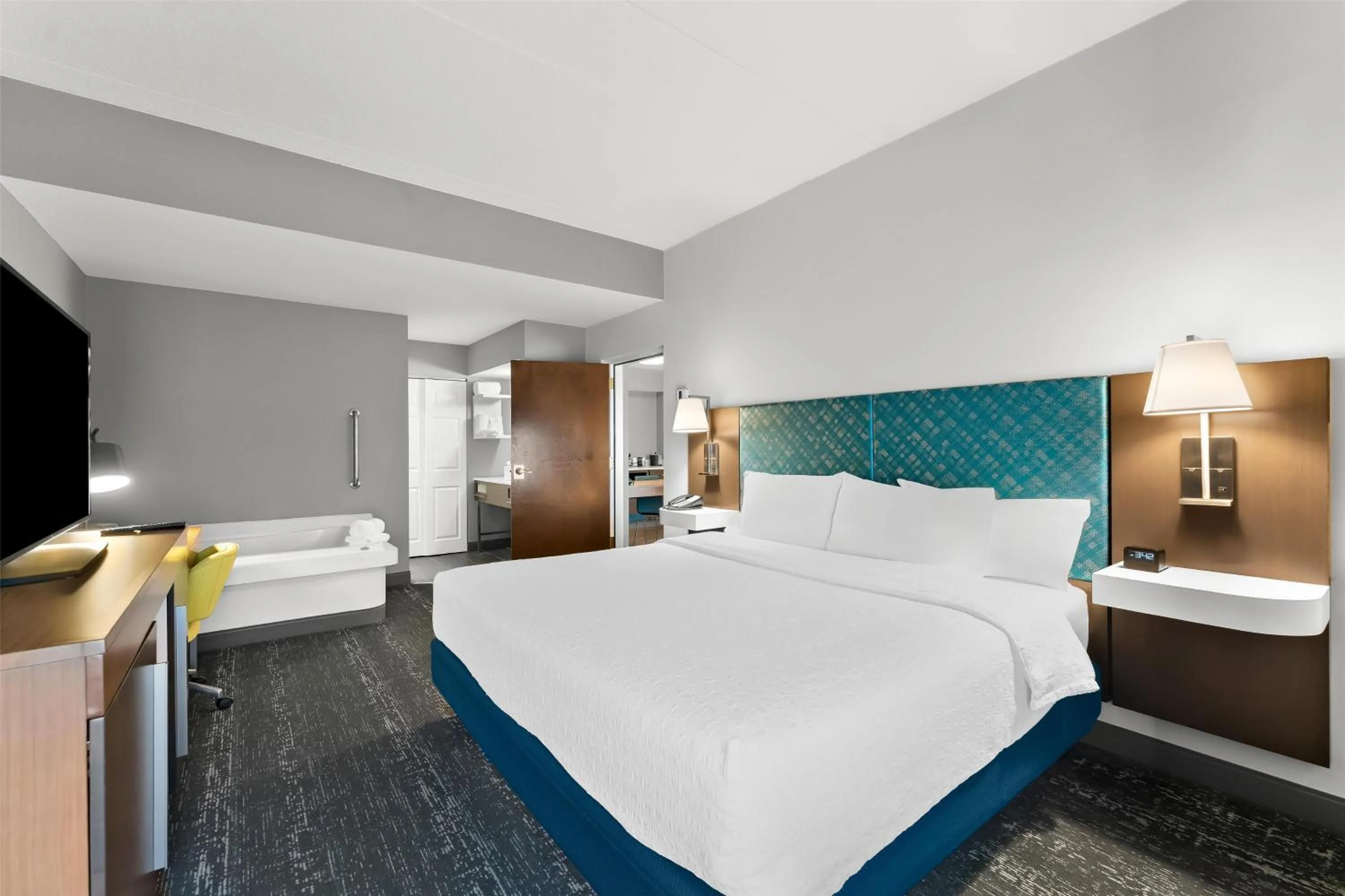 One-Bedroom King Suite with Whirlpool - Non-Smoking  in Hampton Inn & Suites Newtown