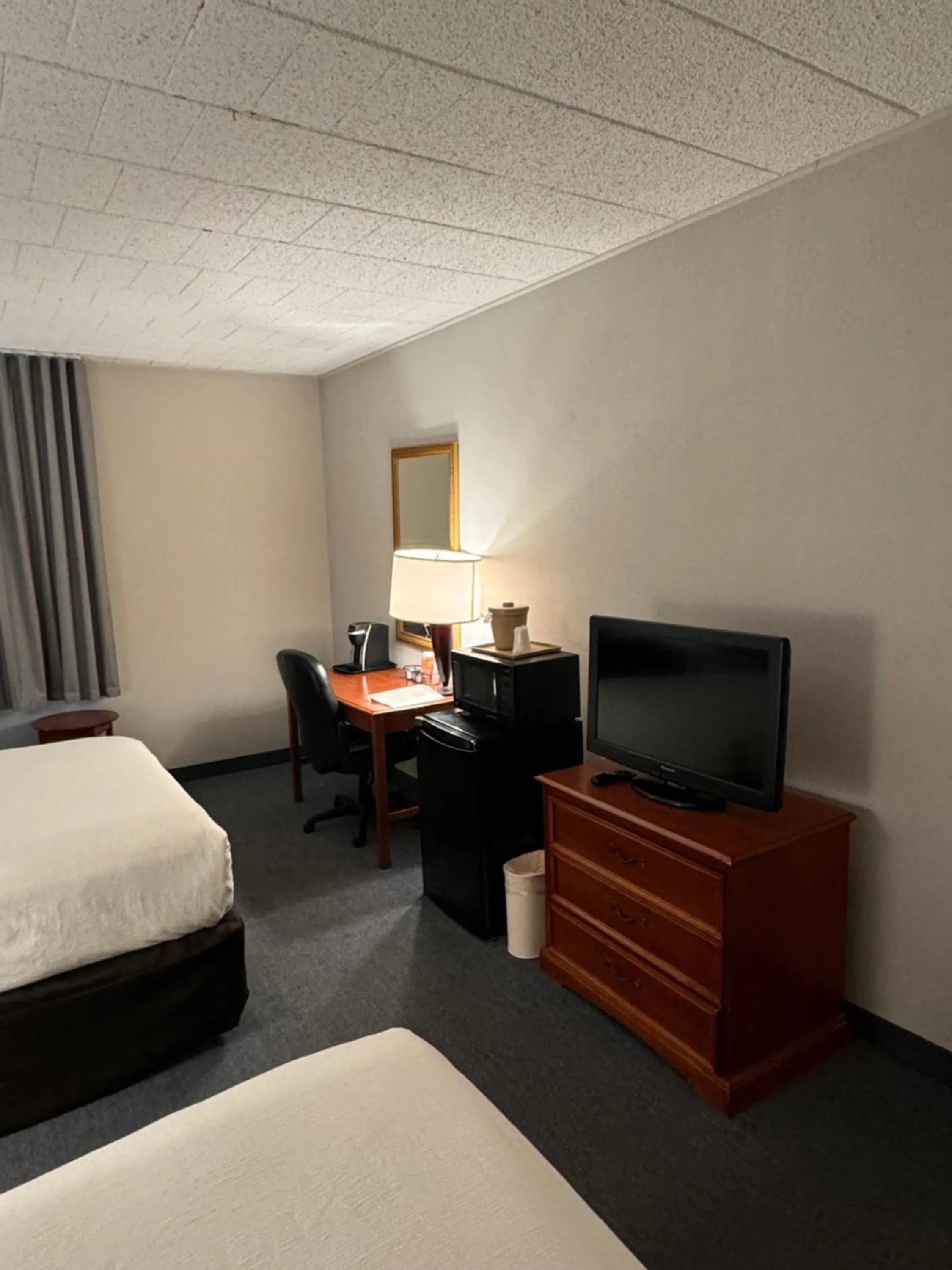 Queen Room - Accessible/Nonsmoking in Clarion Inn Frederick Event Center