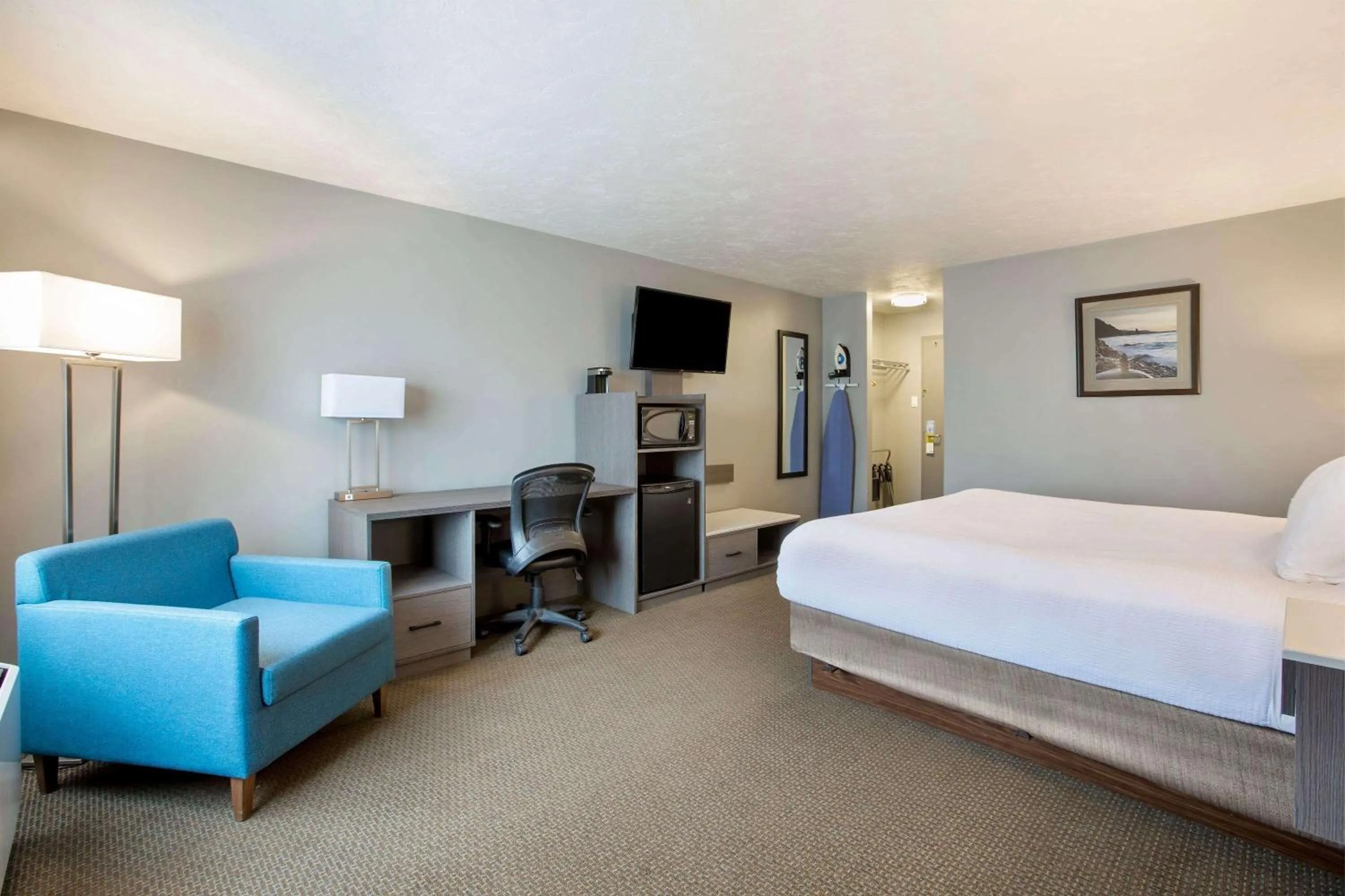 Superior Queen Room - Non-Smoking in Days Inn & Suites by Wyndham Moncton