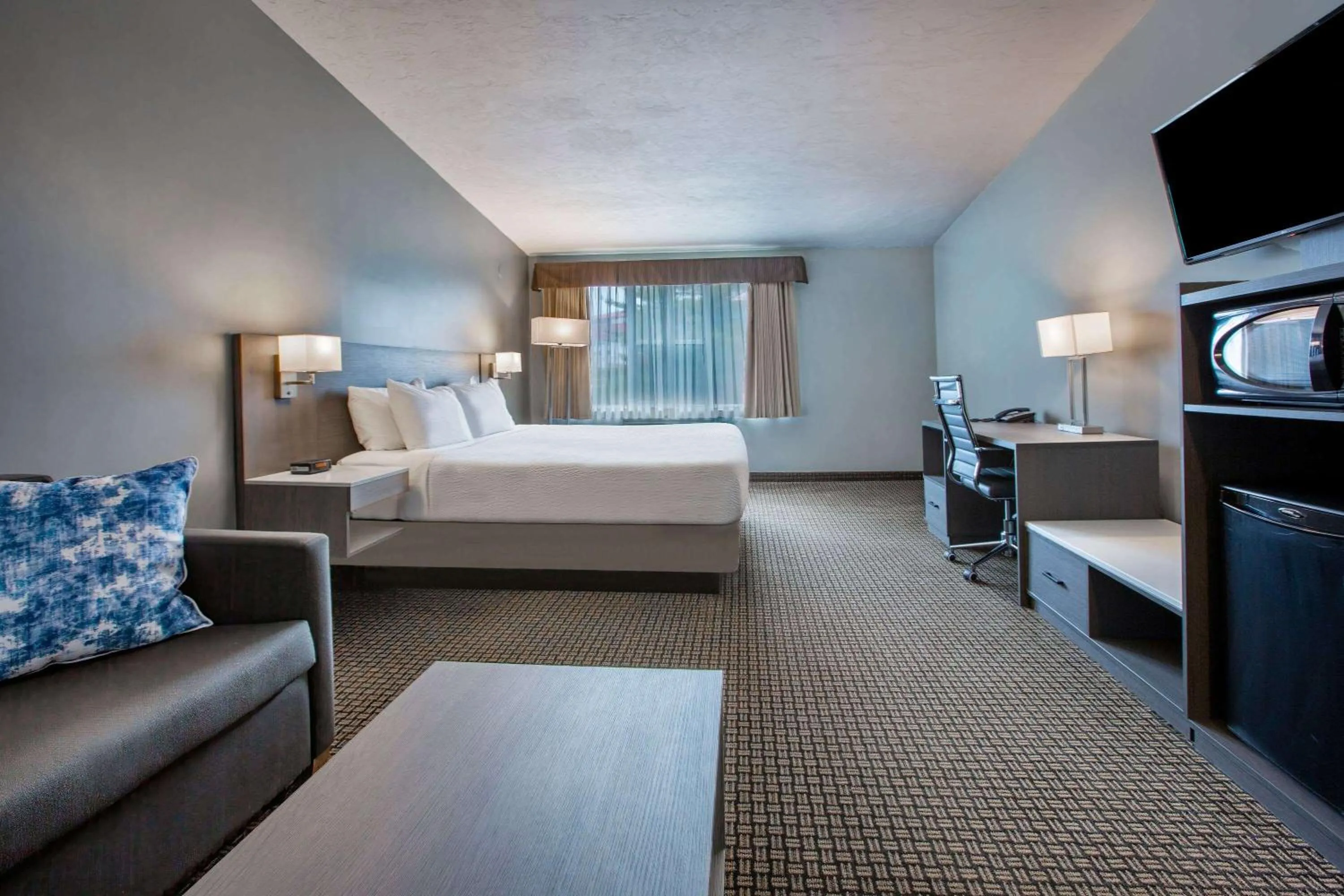 Deluxe King Room - Non-Smoking in Days Inn & Suites by Wyndham Moncton