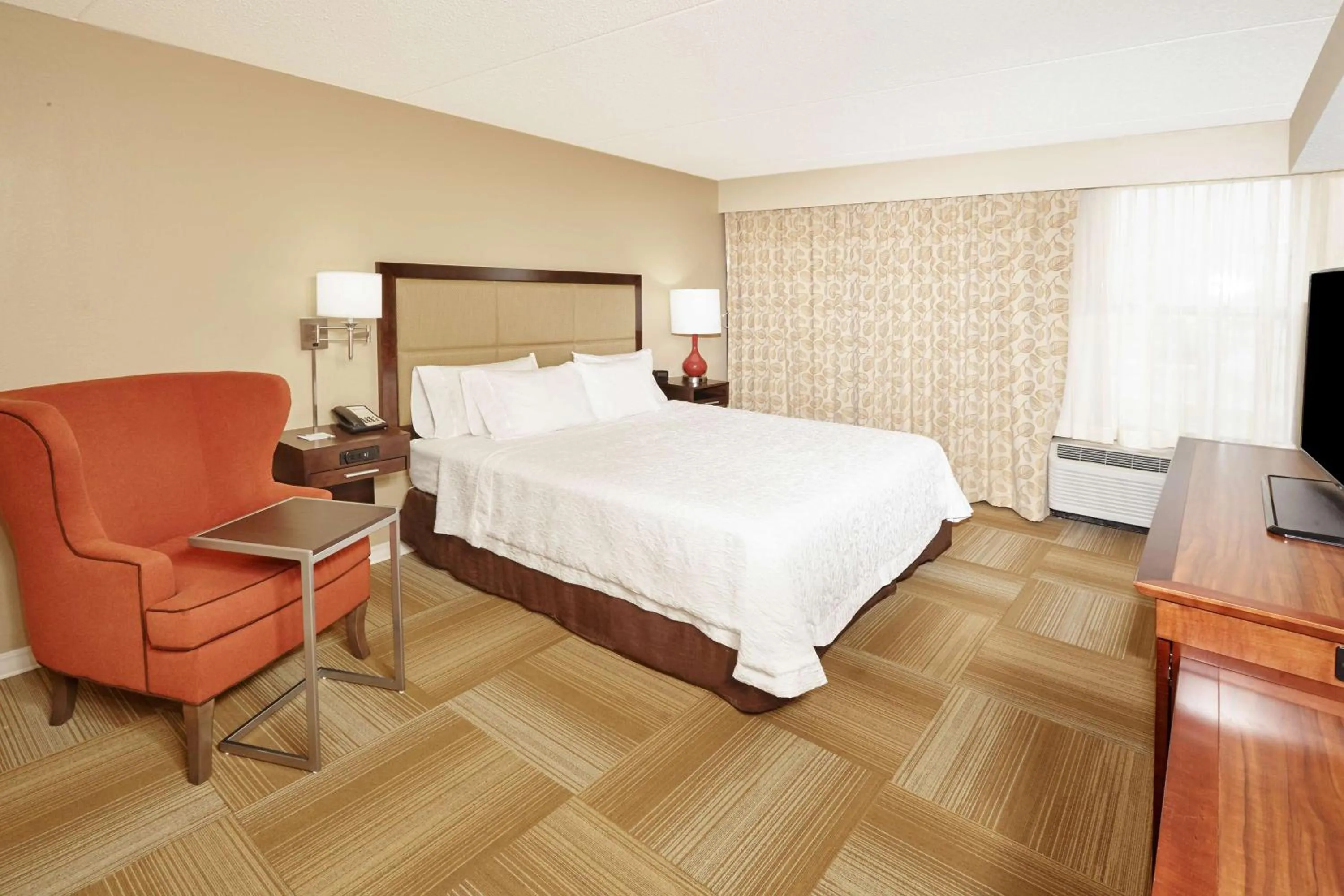 Executive King Room with Two Desks in Hampton Inn Lafayette