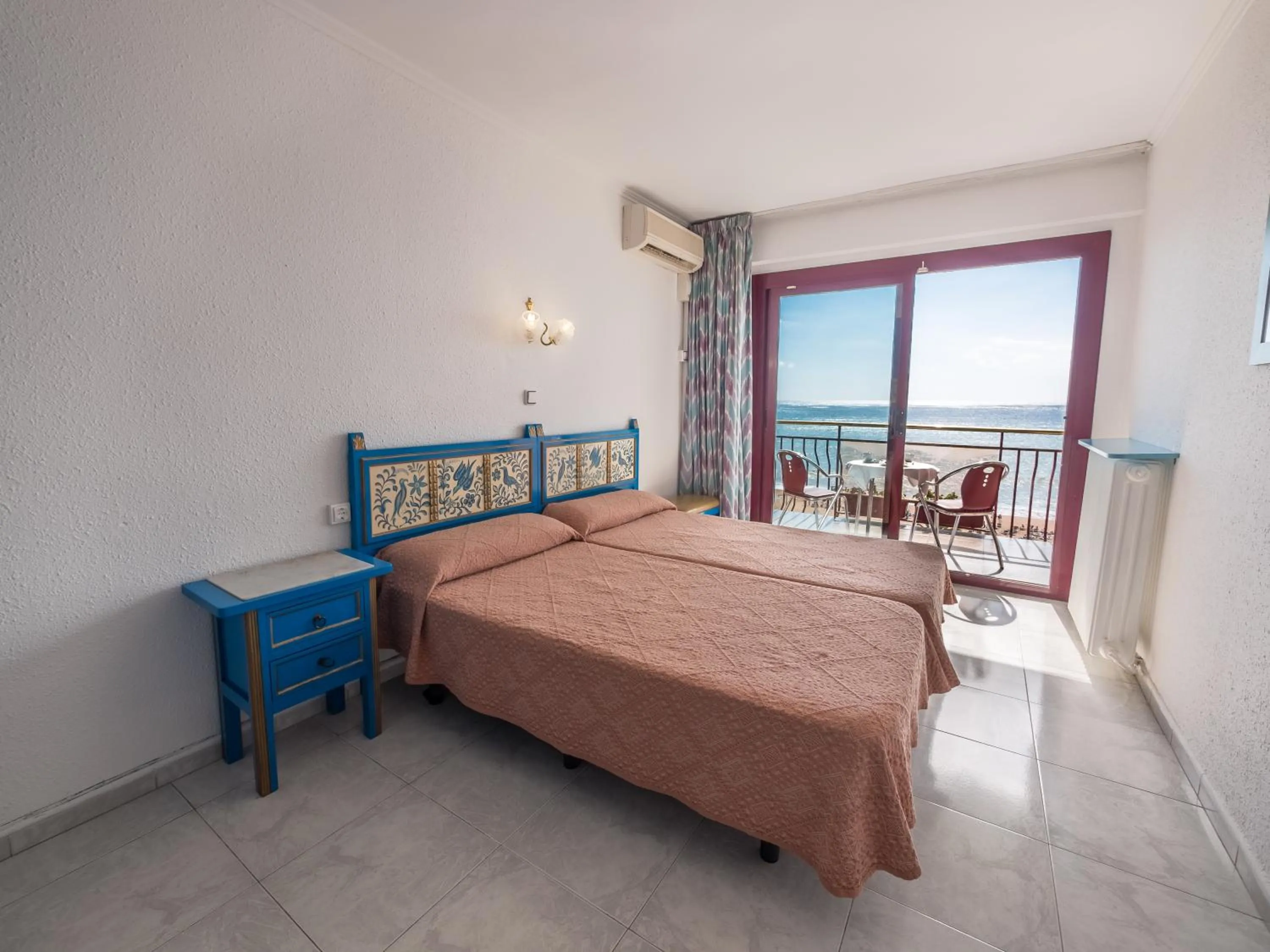Double or Twin Room with Sea View single use in Checkin Garbí