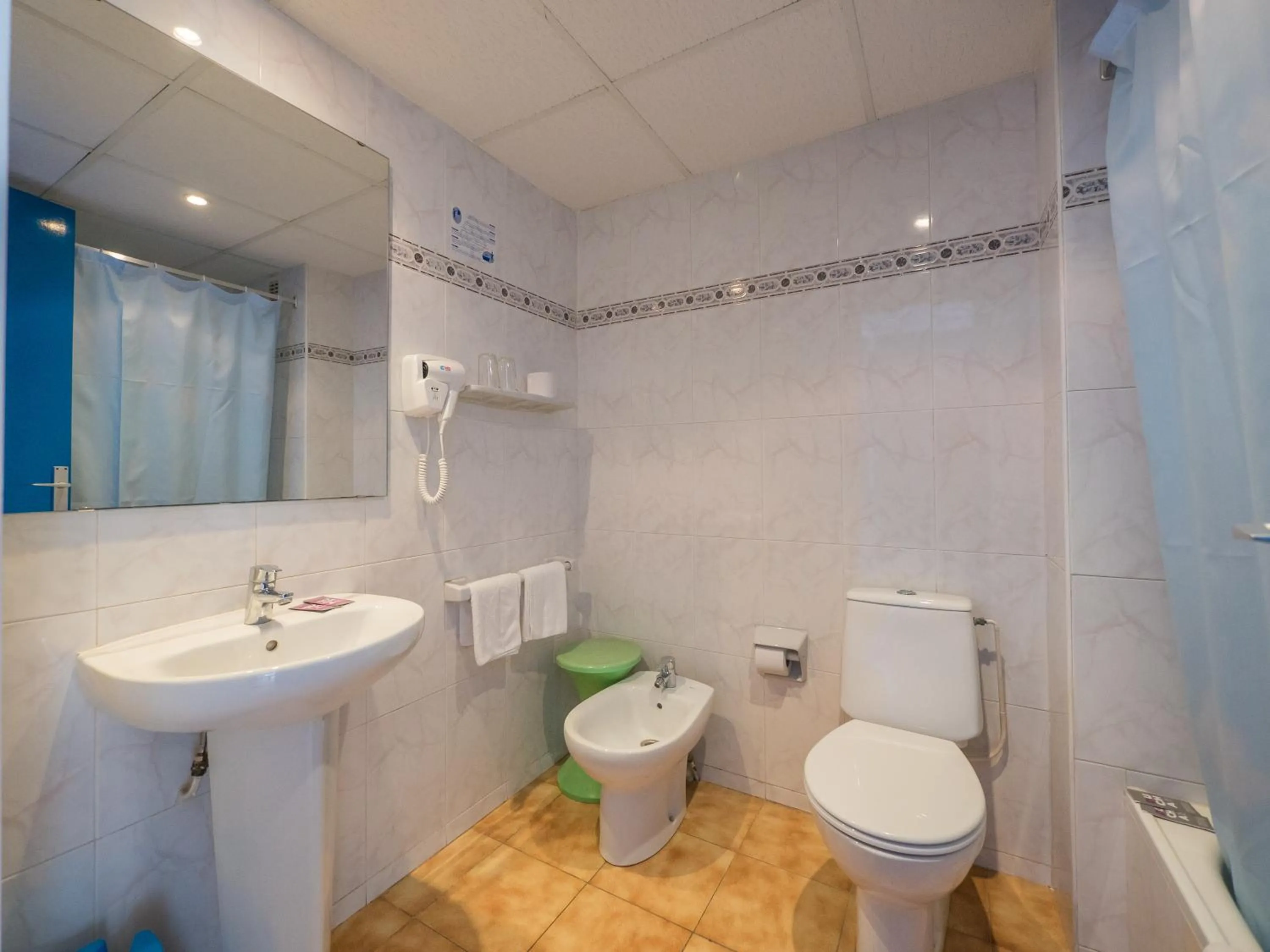 Standard Double Room (2 Adults + 1 Child) in Checkin Garbí