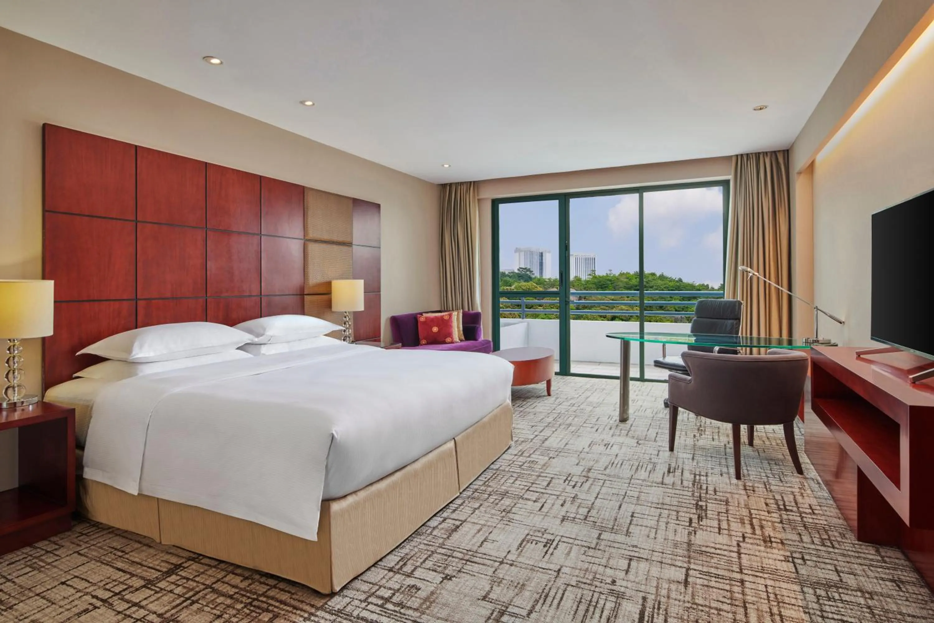 King Guest Room with Balcony in Hilton Guangzhou Science City