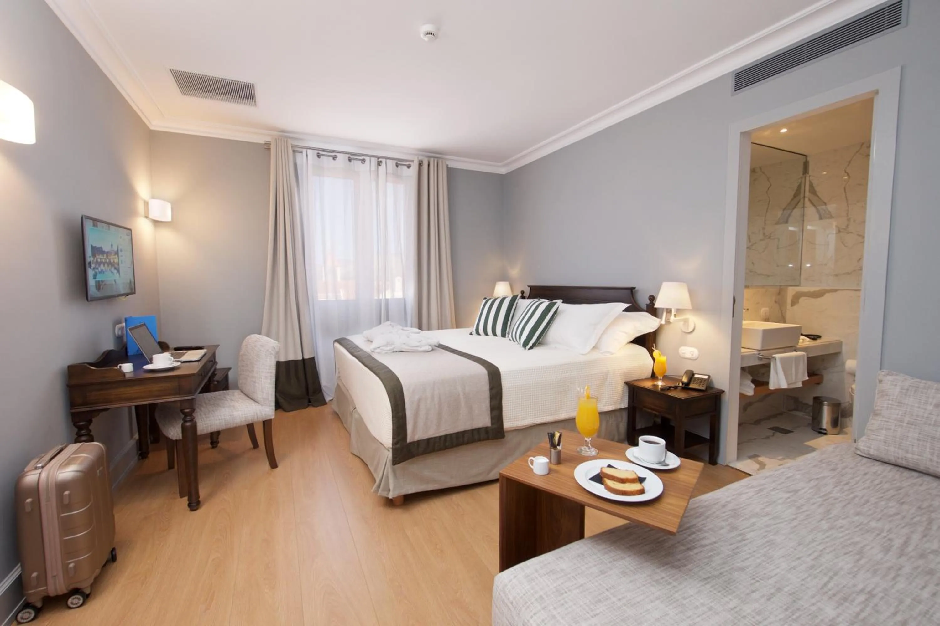 Superior Double Room (No Balcony) in Aenos Hotel