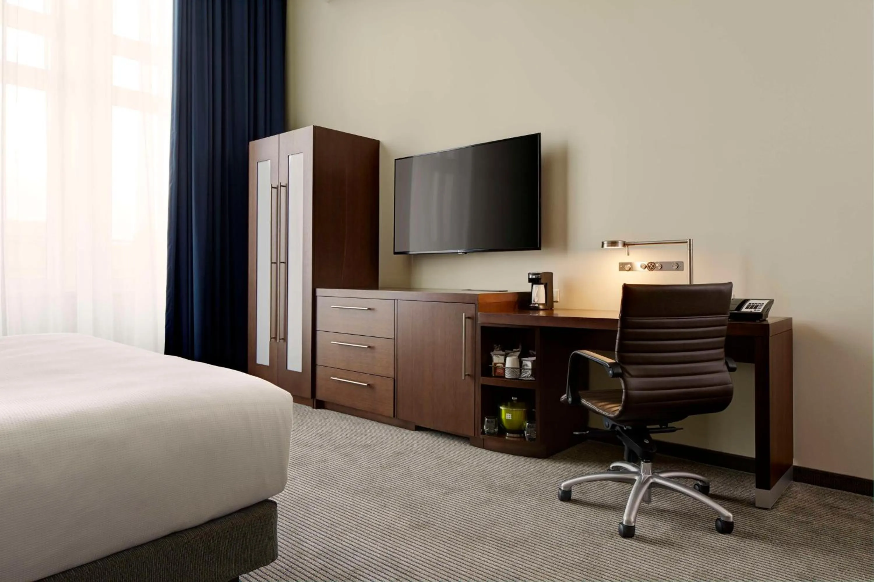 King Room with Sofa Bed and Roll-In Shower - Disability Access in Hyatt Place St. Paul