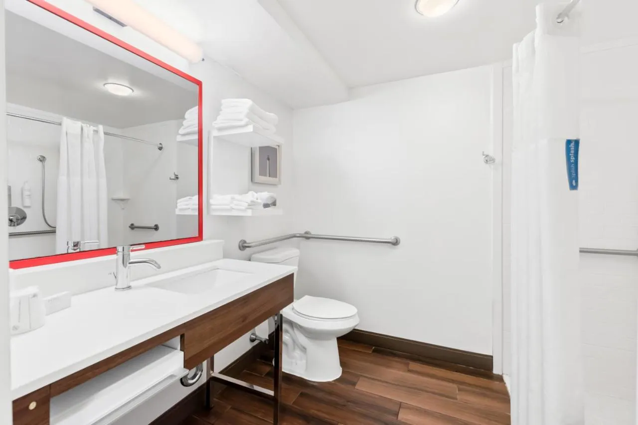 King Room - Mobility Access/Non-Smoking in Hampton Inn Pennsville