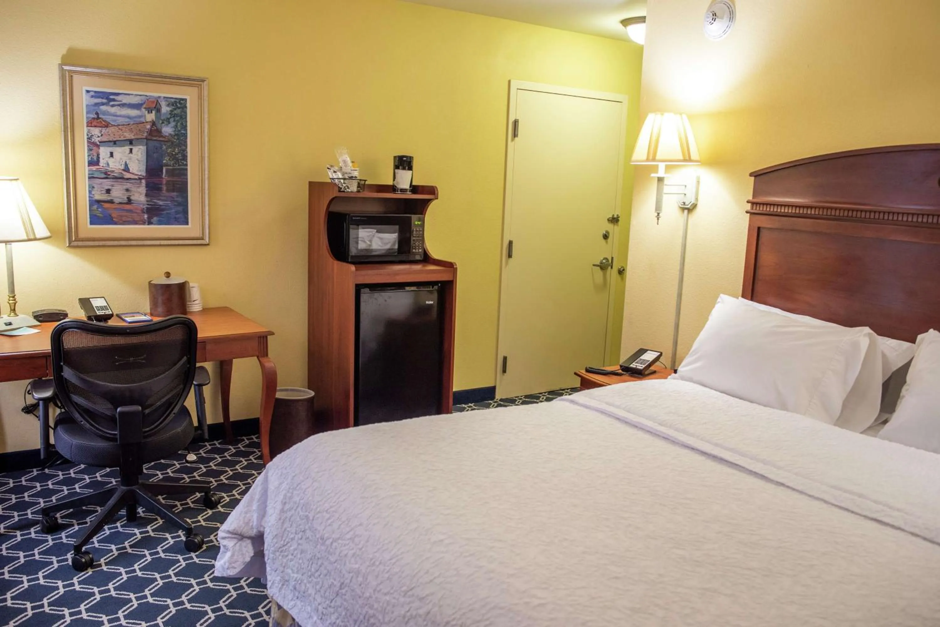 Queen Room - Non-Smoking in Hampton Inn Lebanon