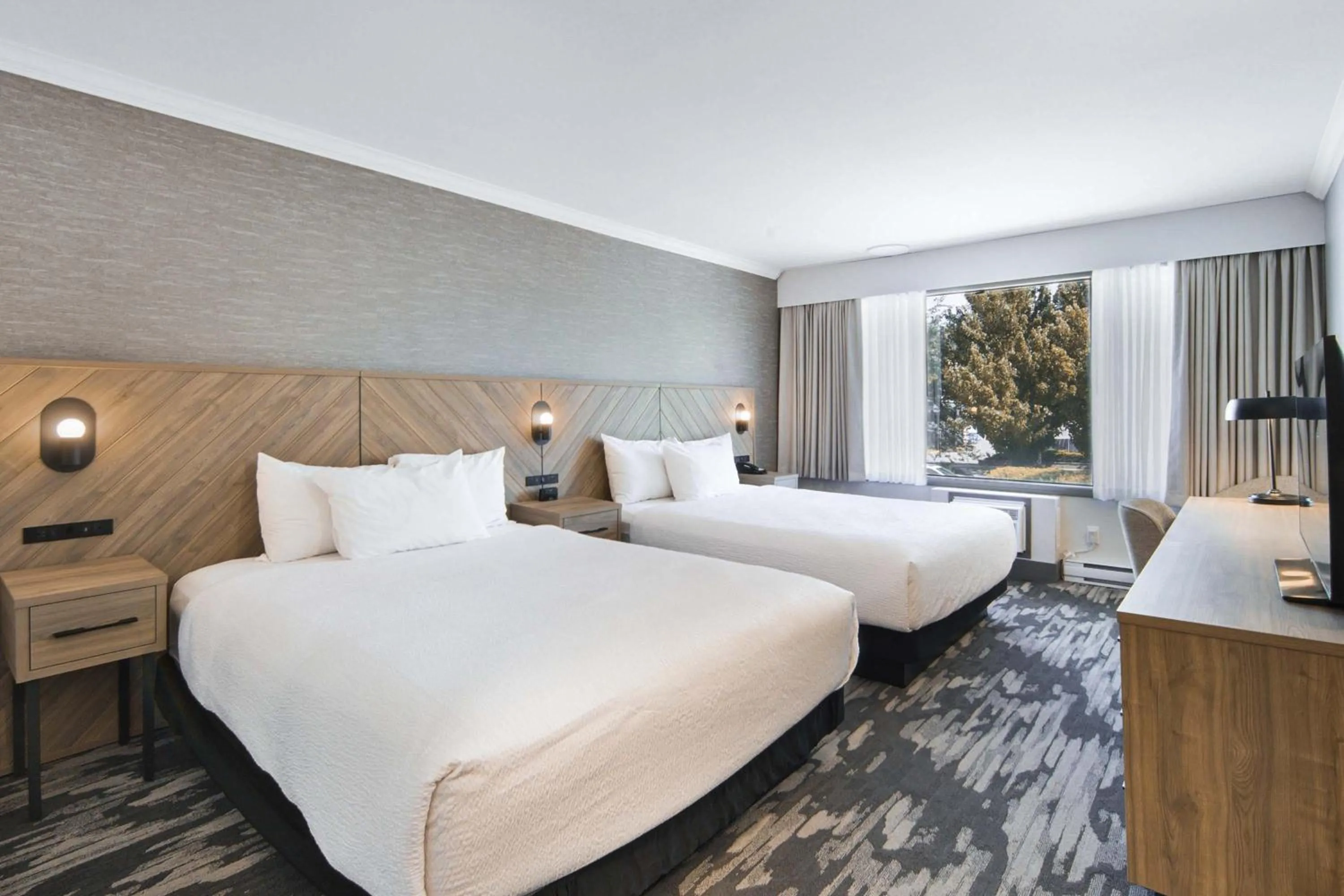 Standard Room, 2 Queen Beds, Atrium Building in Sandman Hotel & Suites Kelowna