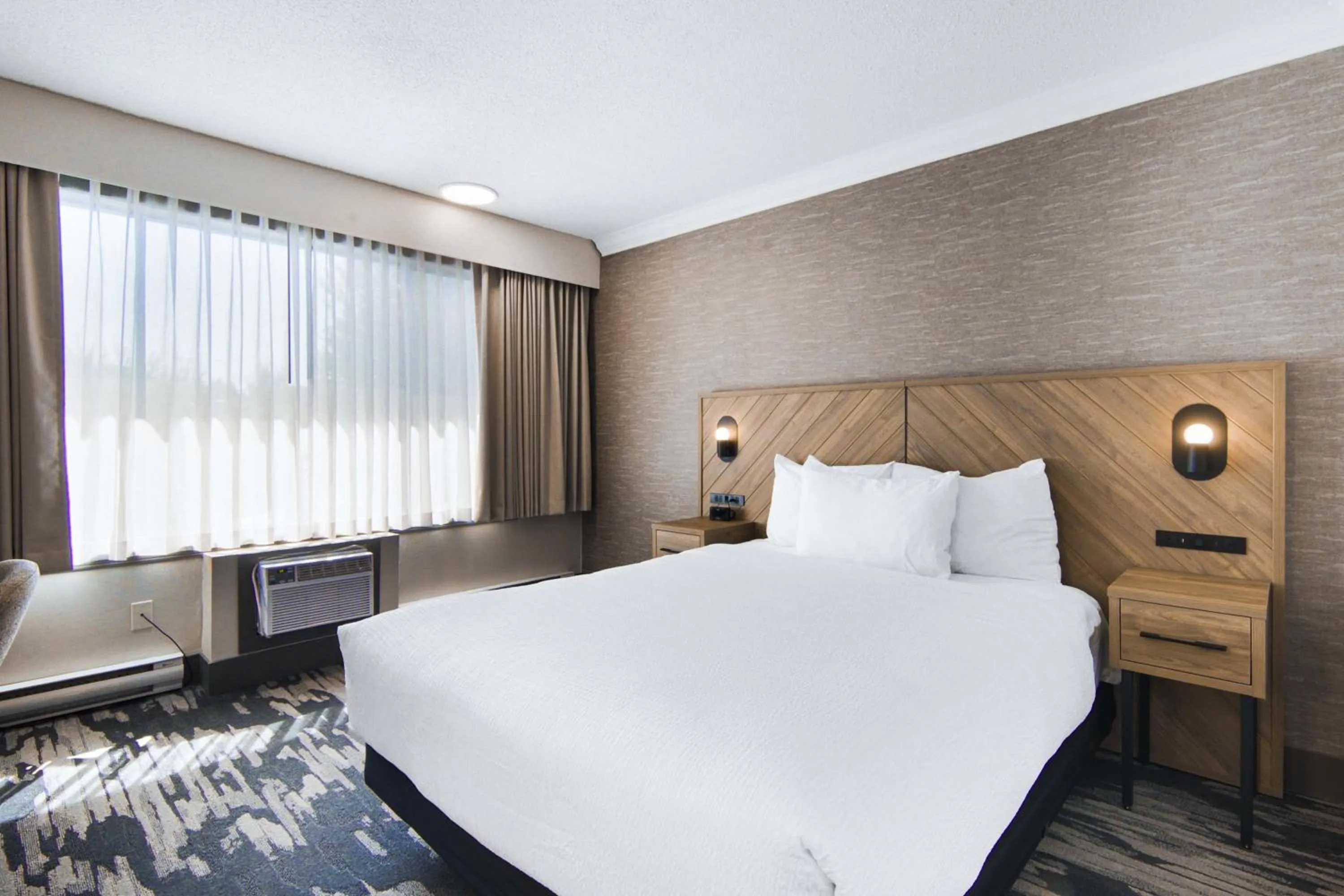 Standard Room, 1 Queen Bed, Atrium Building in Sandman Hotel & Suites Kelowna