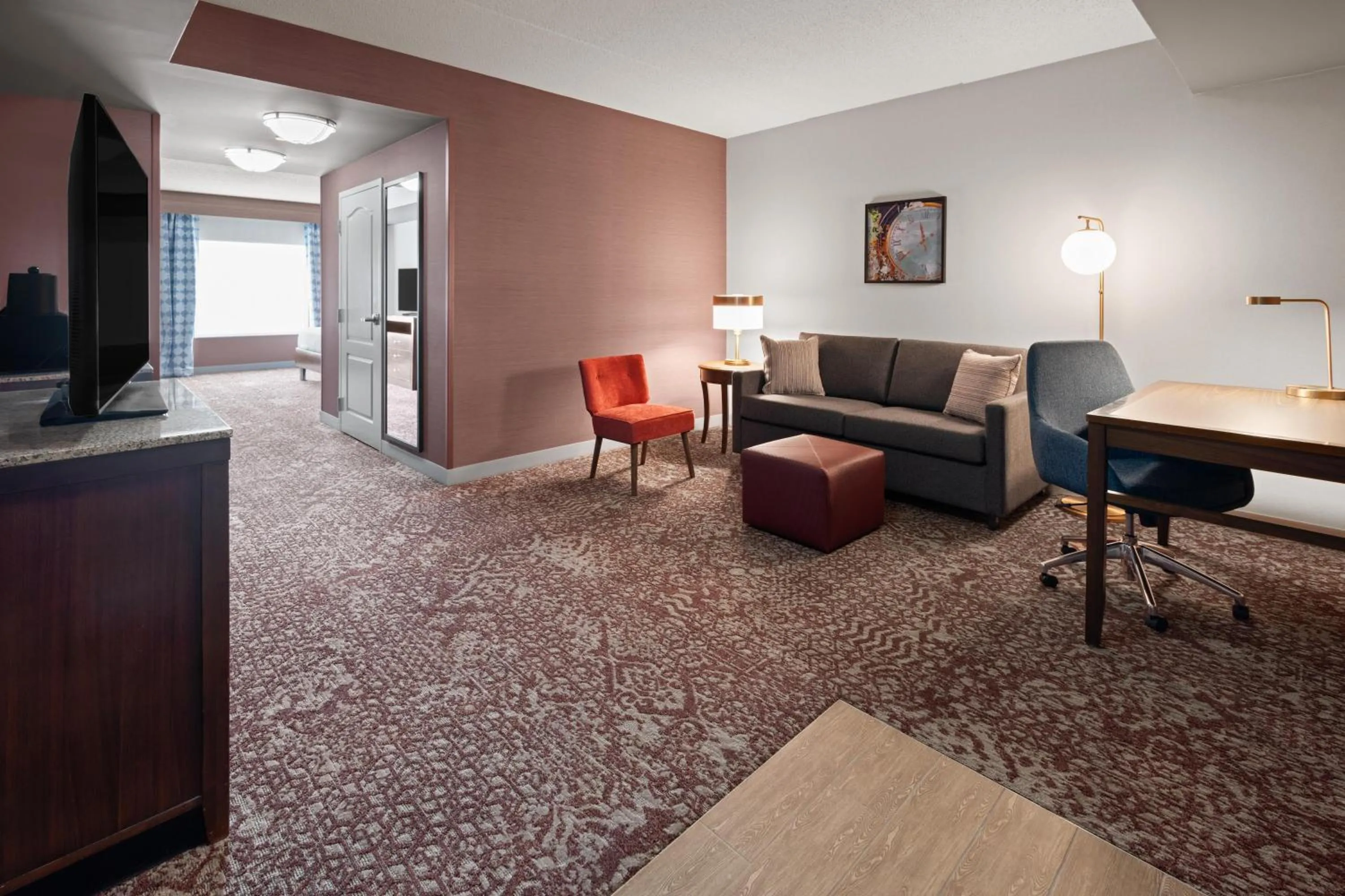 Junior King Suite with Bath Tub - Mobility Access in Hilton Garden Inn State College