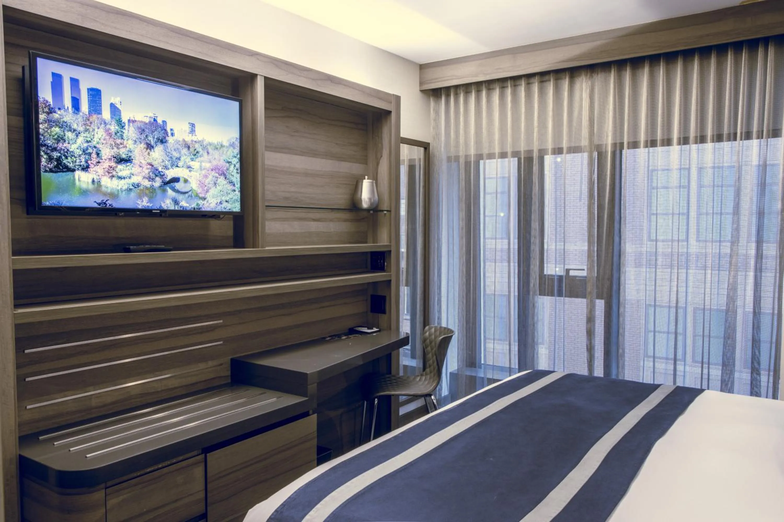 Superior Queen Room in Carnegie Hotel