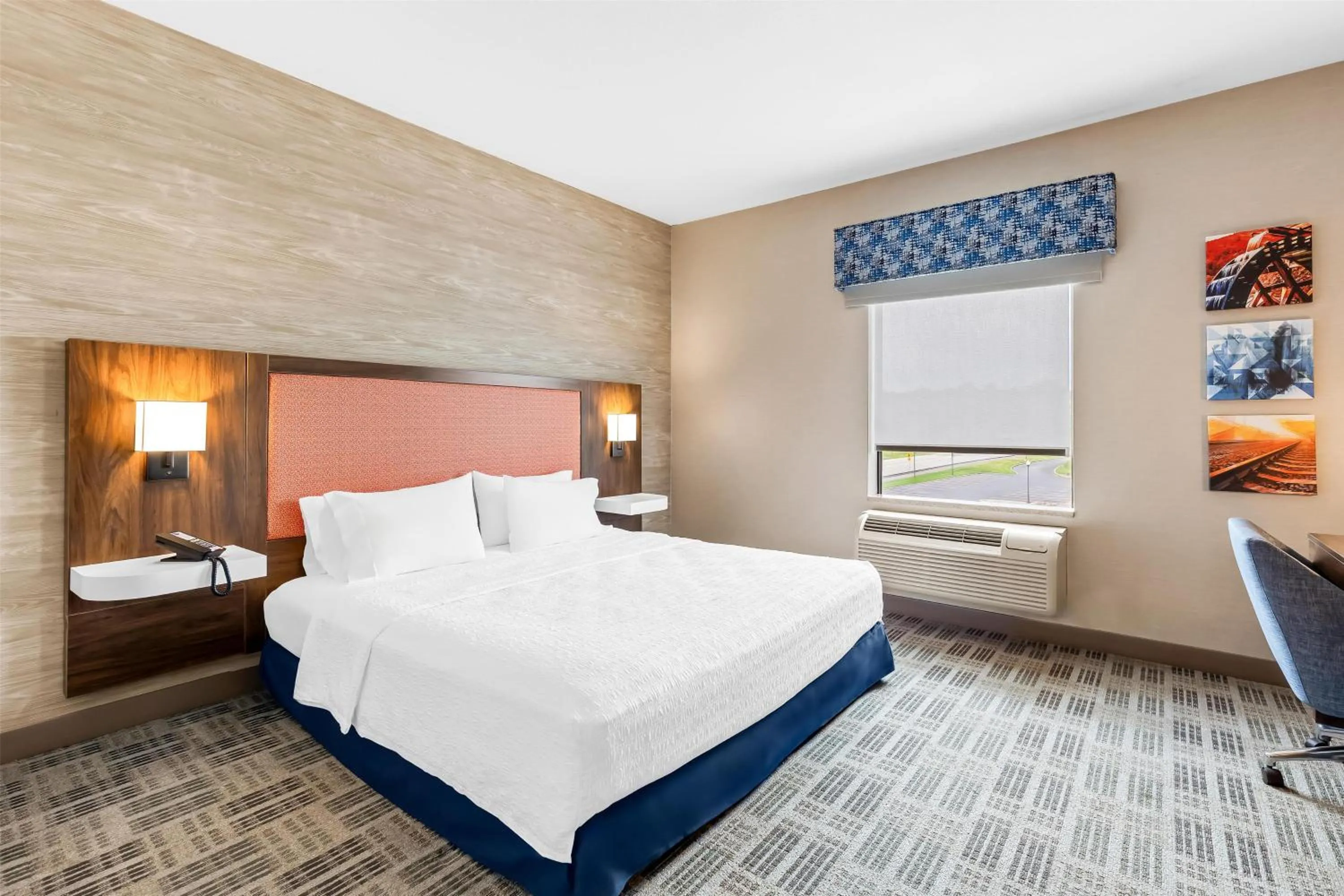 King Room with Roll-In Shower - Mobility Access/Non-Smoking in Hampton Inn & Suites Grove City
